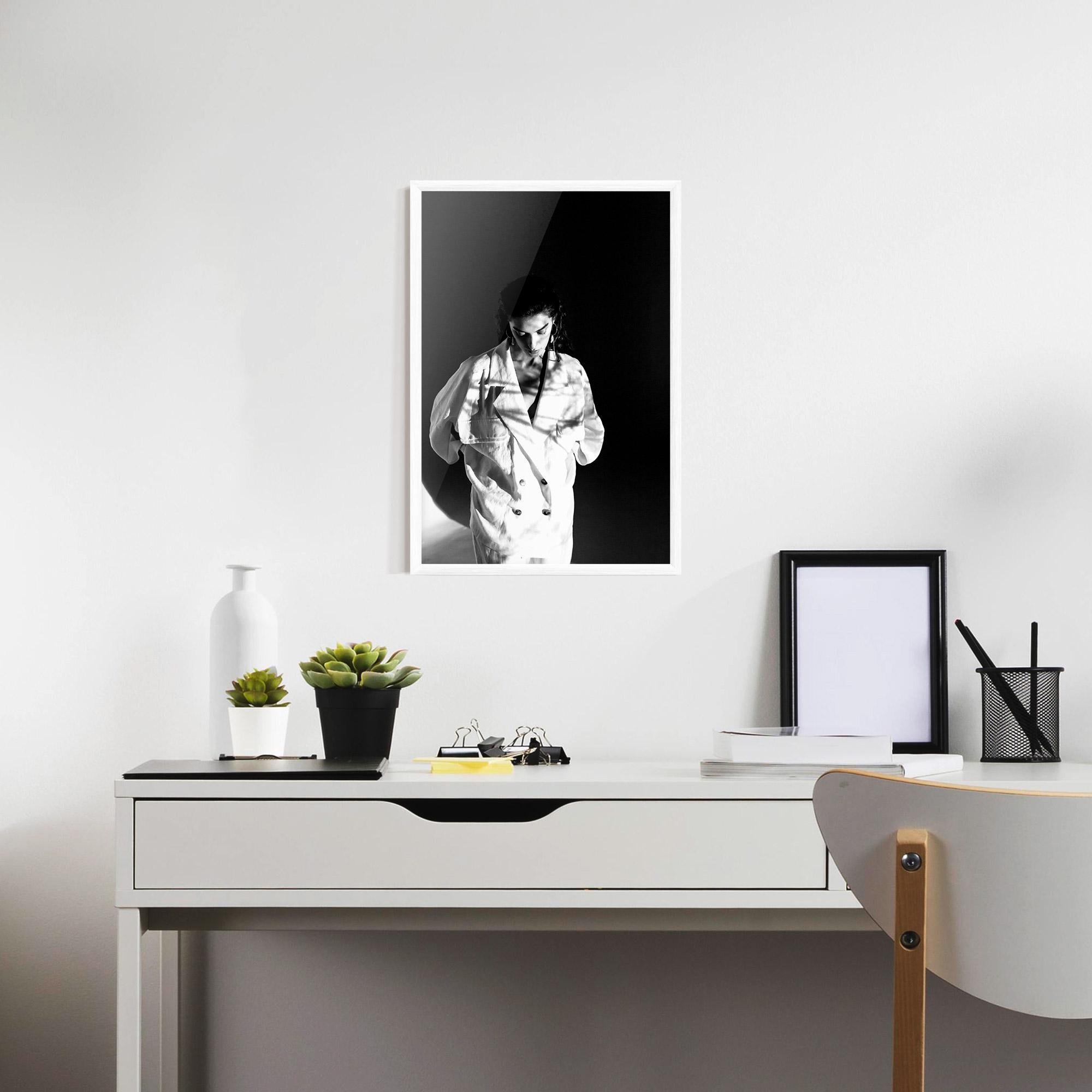 Poster Înrămat Woman Black Wall mockup 7