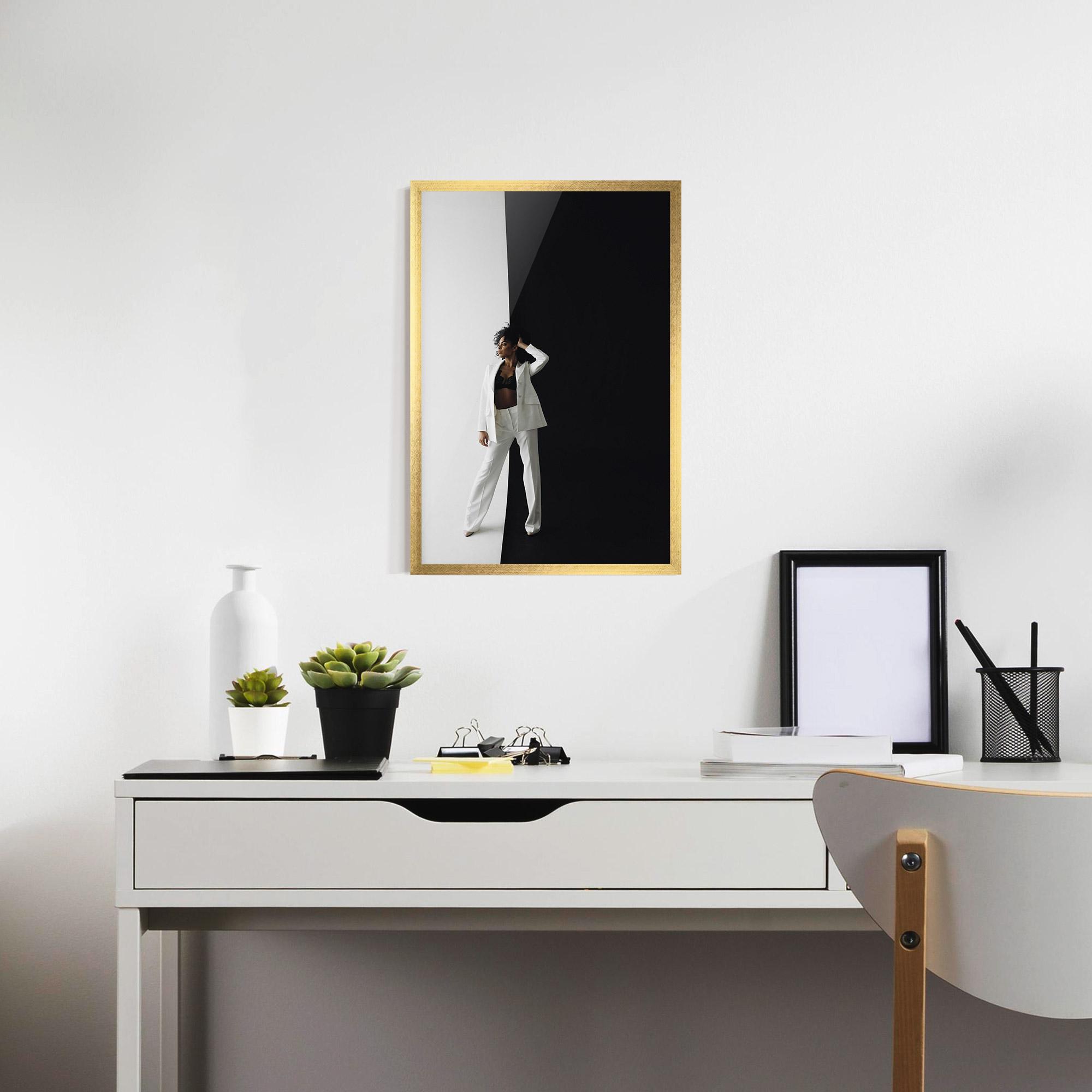 Poster Înrămat African Girl White Outfit mockup 7