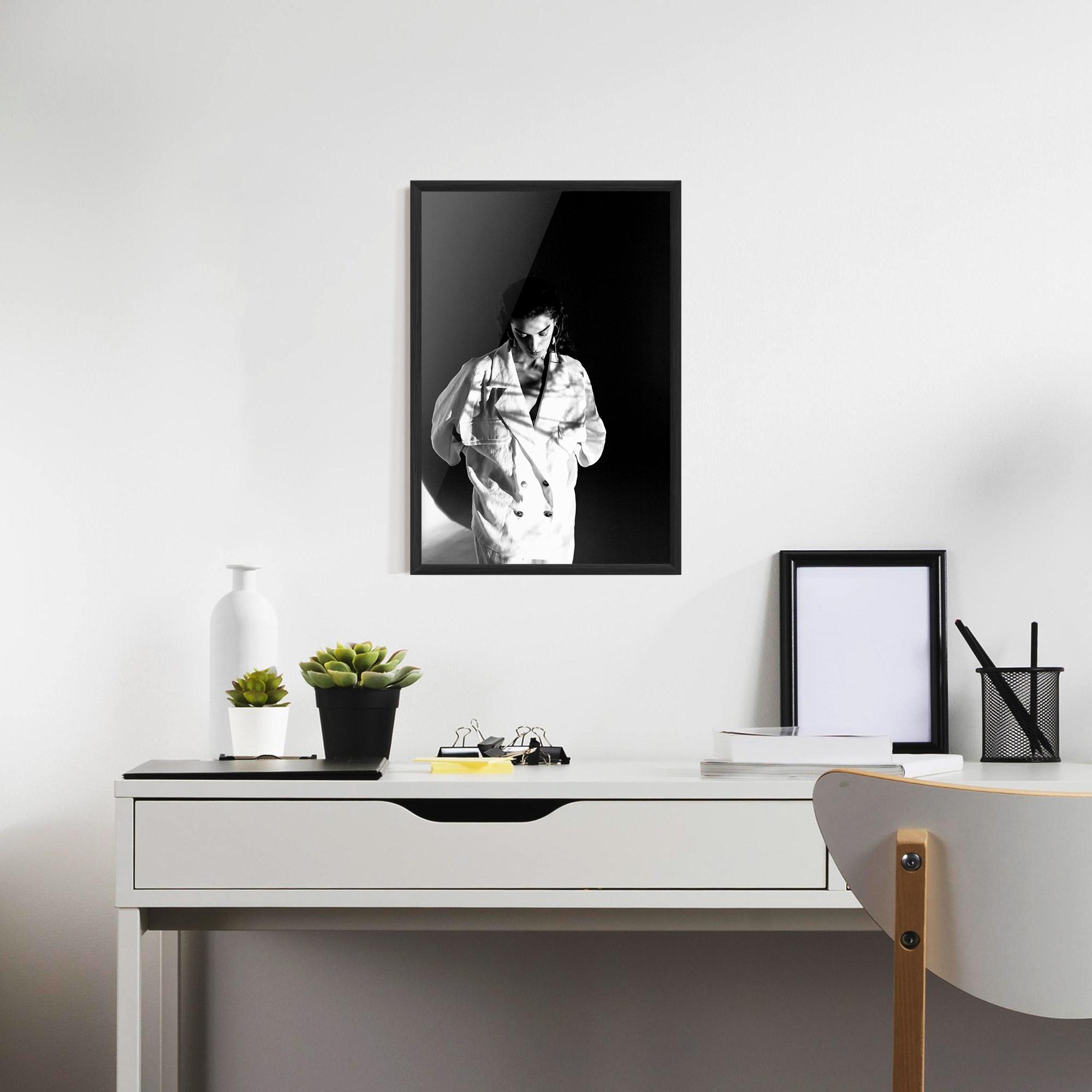 Poster Înrămat Woman Black Wall mockup 7