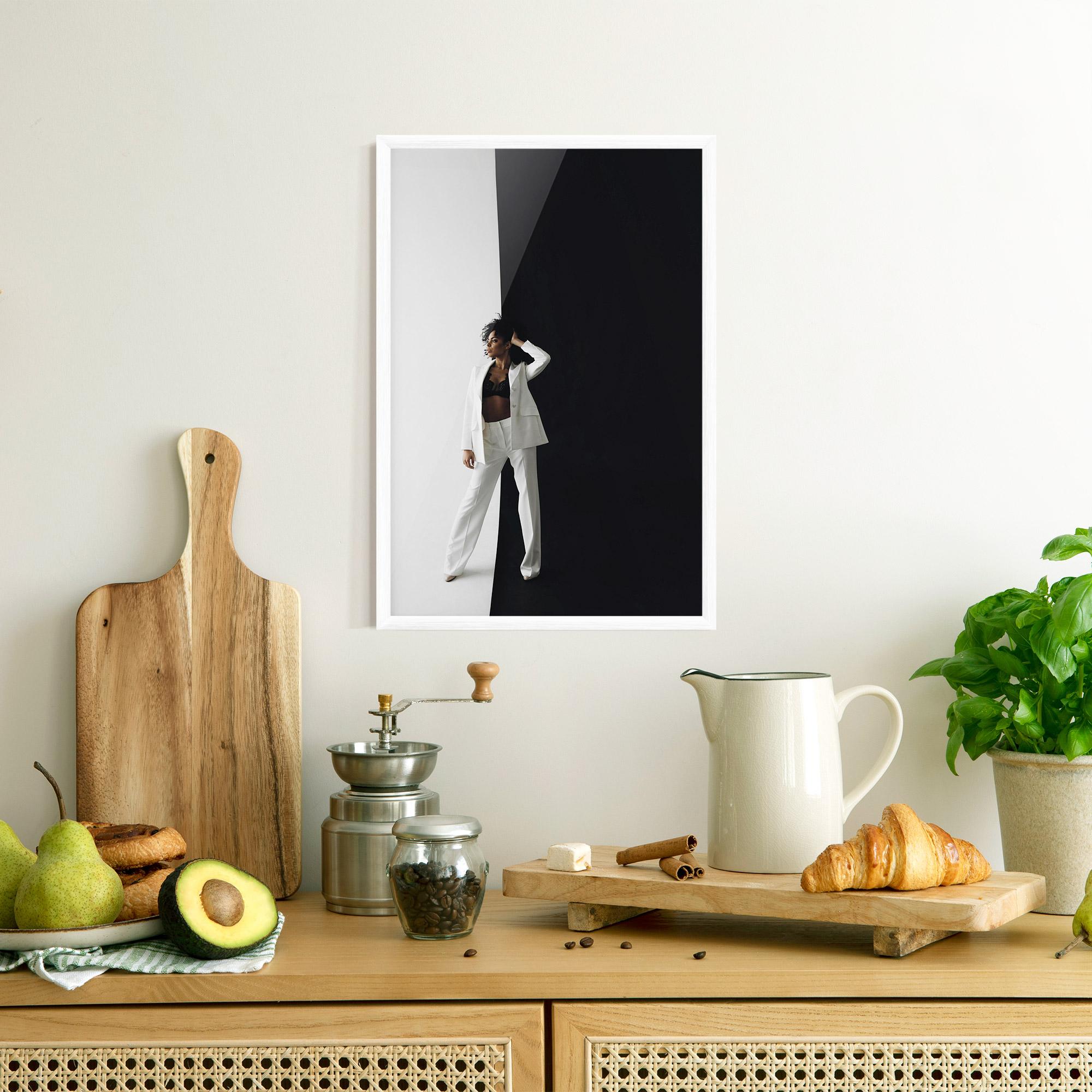Poster Înrămat African Girl White Outfit mockup 8