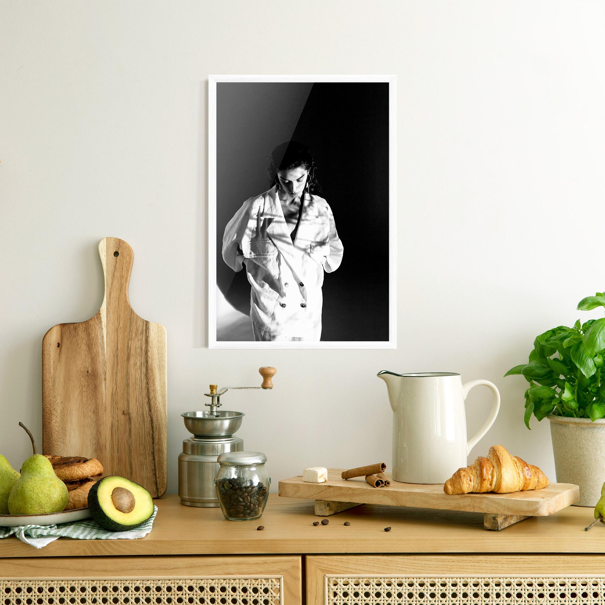 Poster Înrămat Woman Black Wall mockup 8