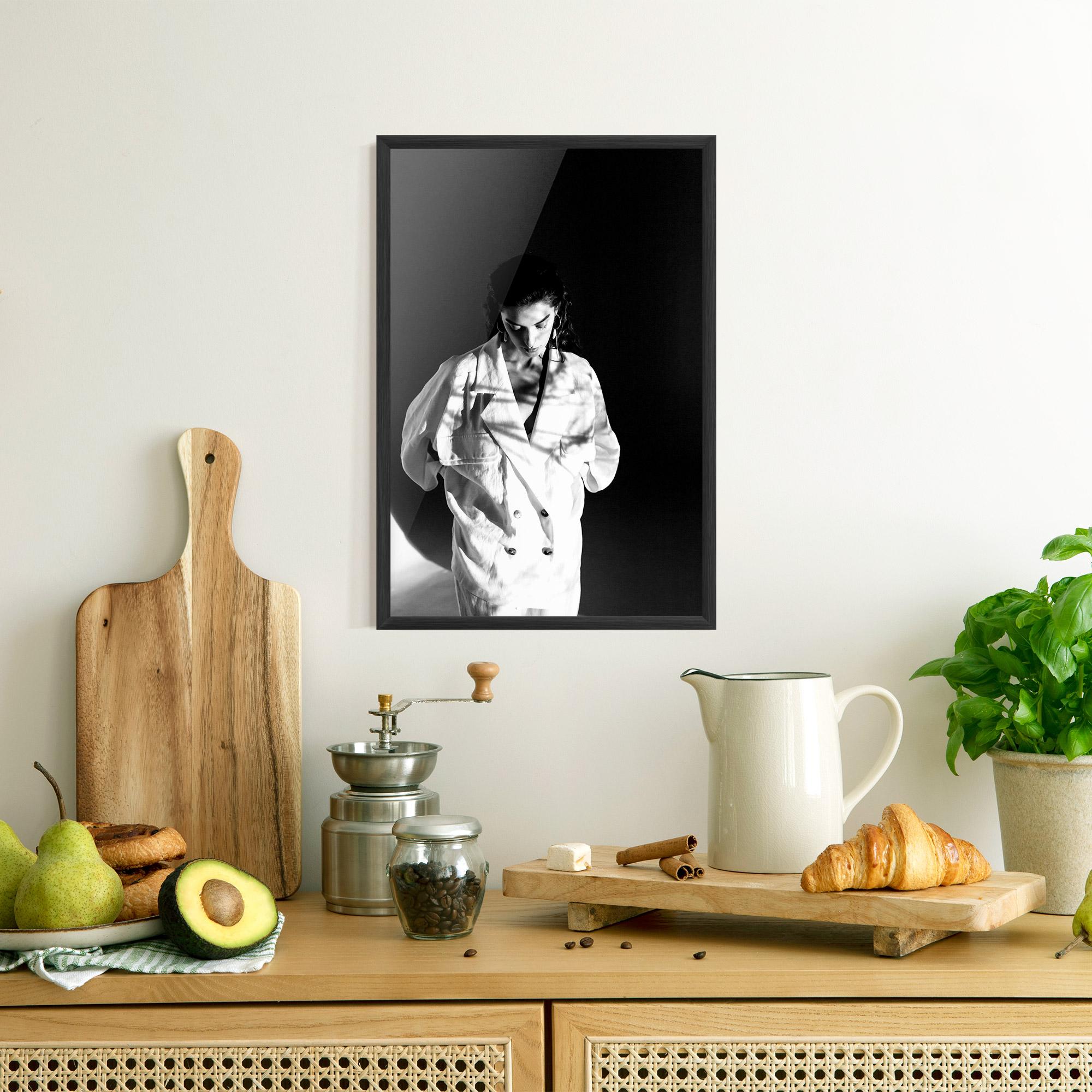 Poster Înrămat Woman Black Wall mockup 8