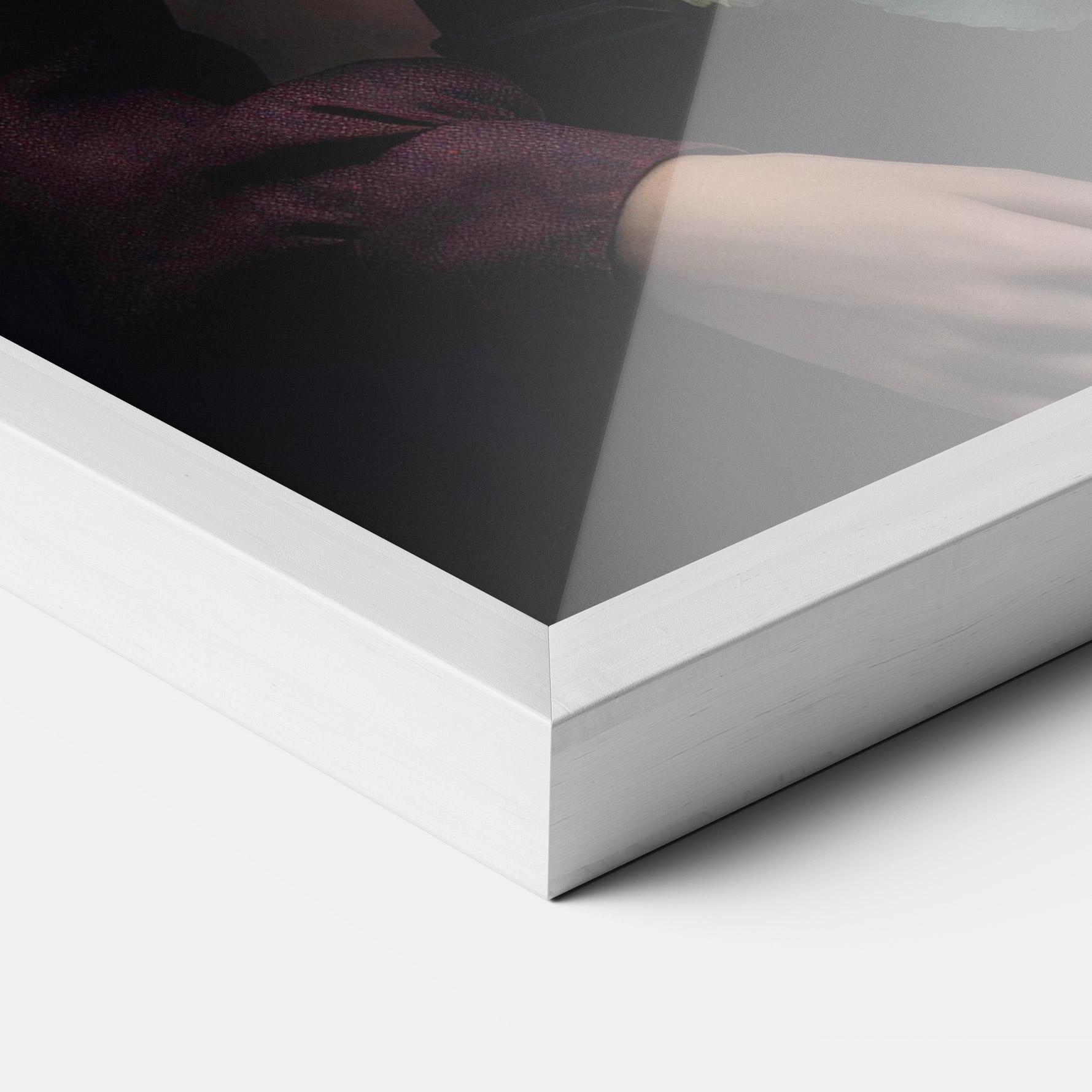 Poster Înrămat Holding Vintage Rose mockup 3