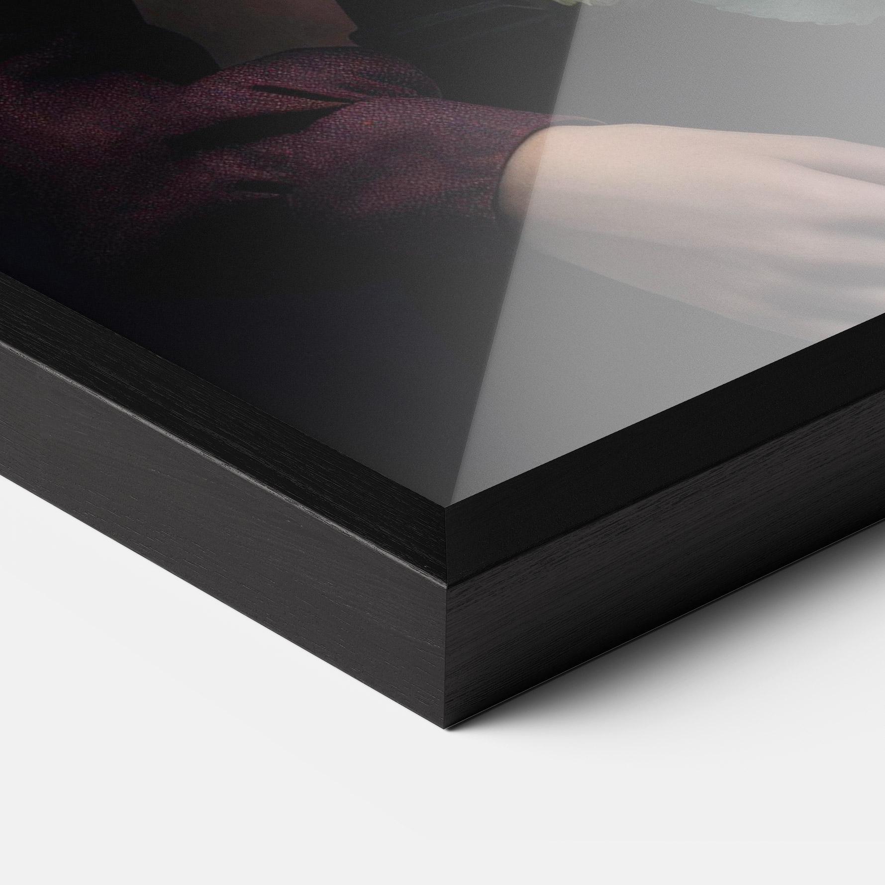 Poster Înrămat Holding Vintage Rose mockup 3