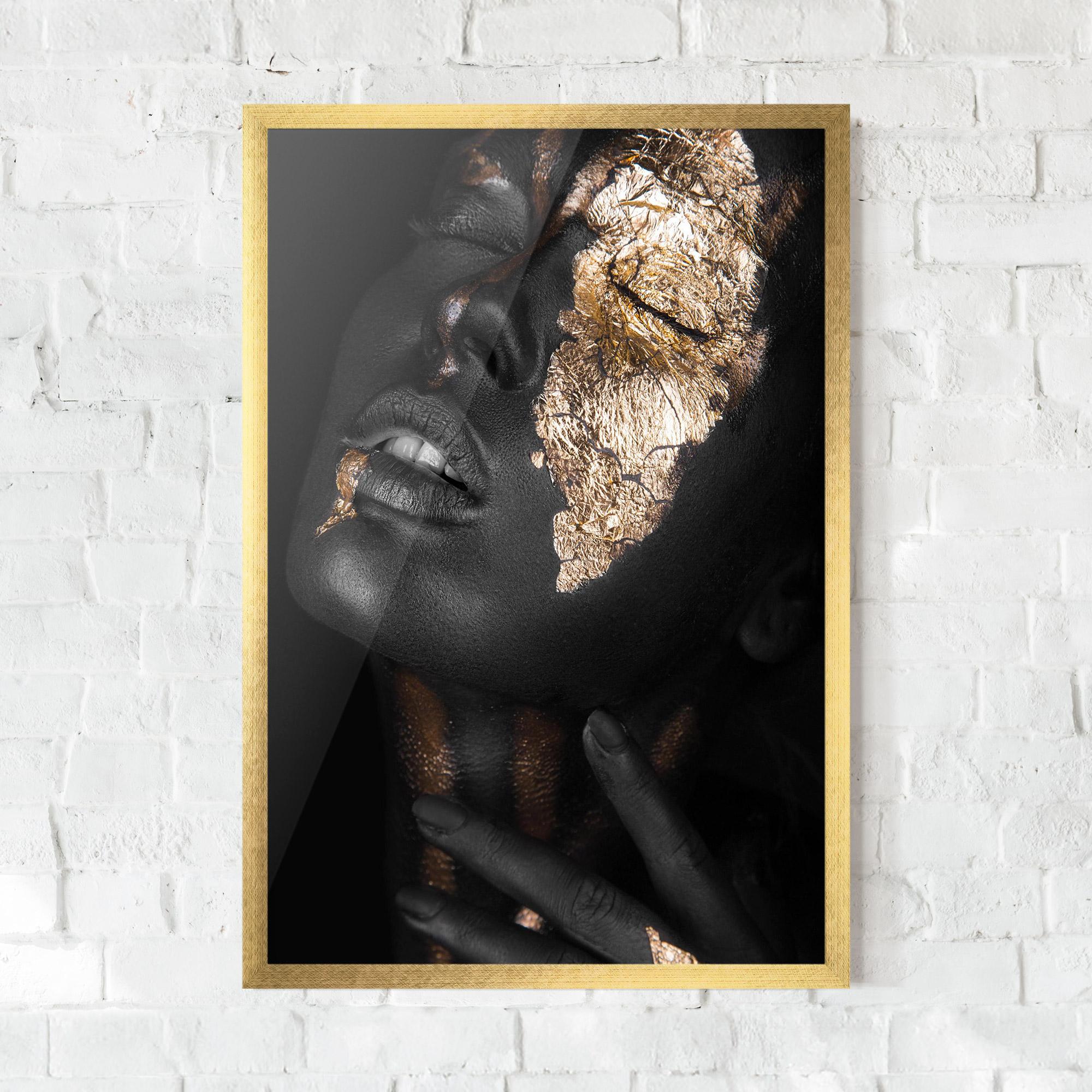 Poster Înrămat Darkskinned Gold Art mockup 0