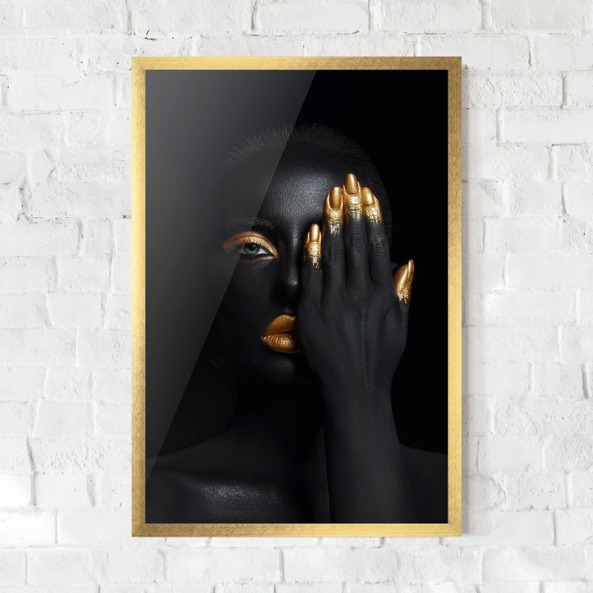 Poster Înrămat Gold Makeup Chain mockup 0