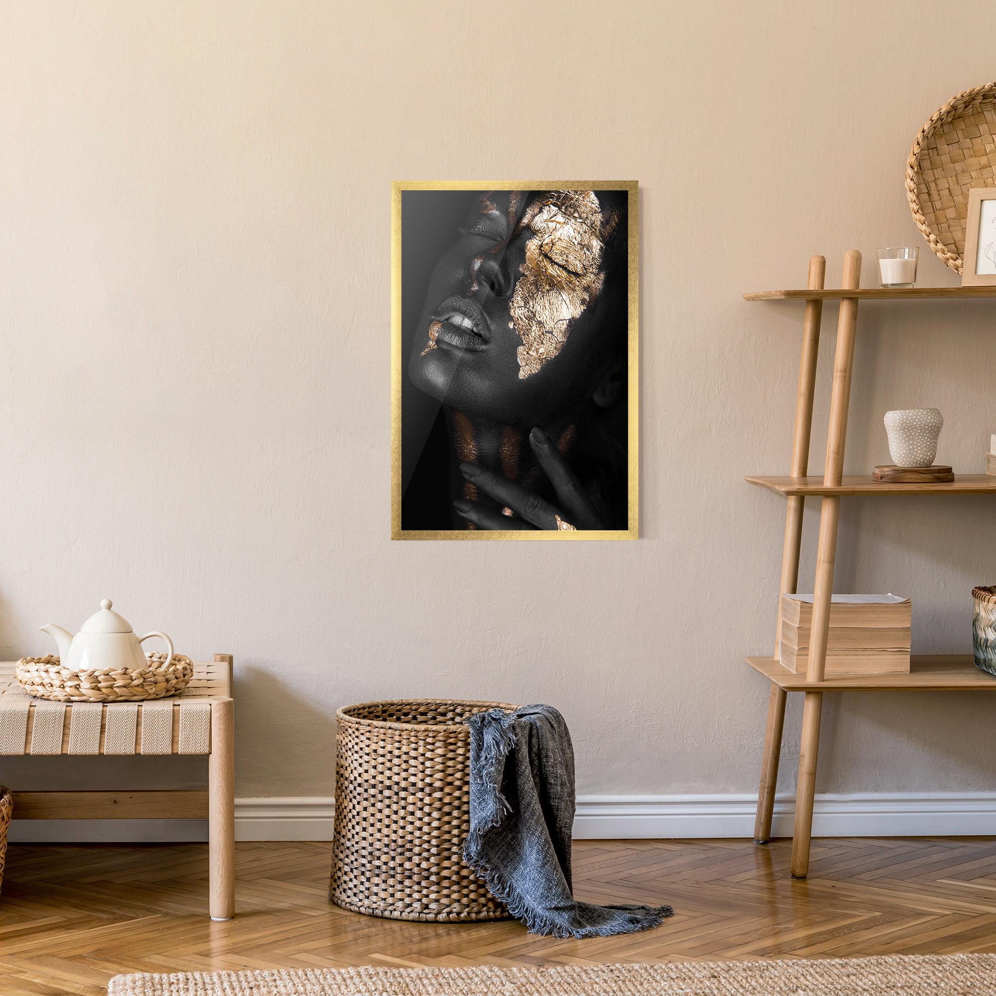 Poster Înrămat Darkskinned Gold Art mockup 9