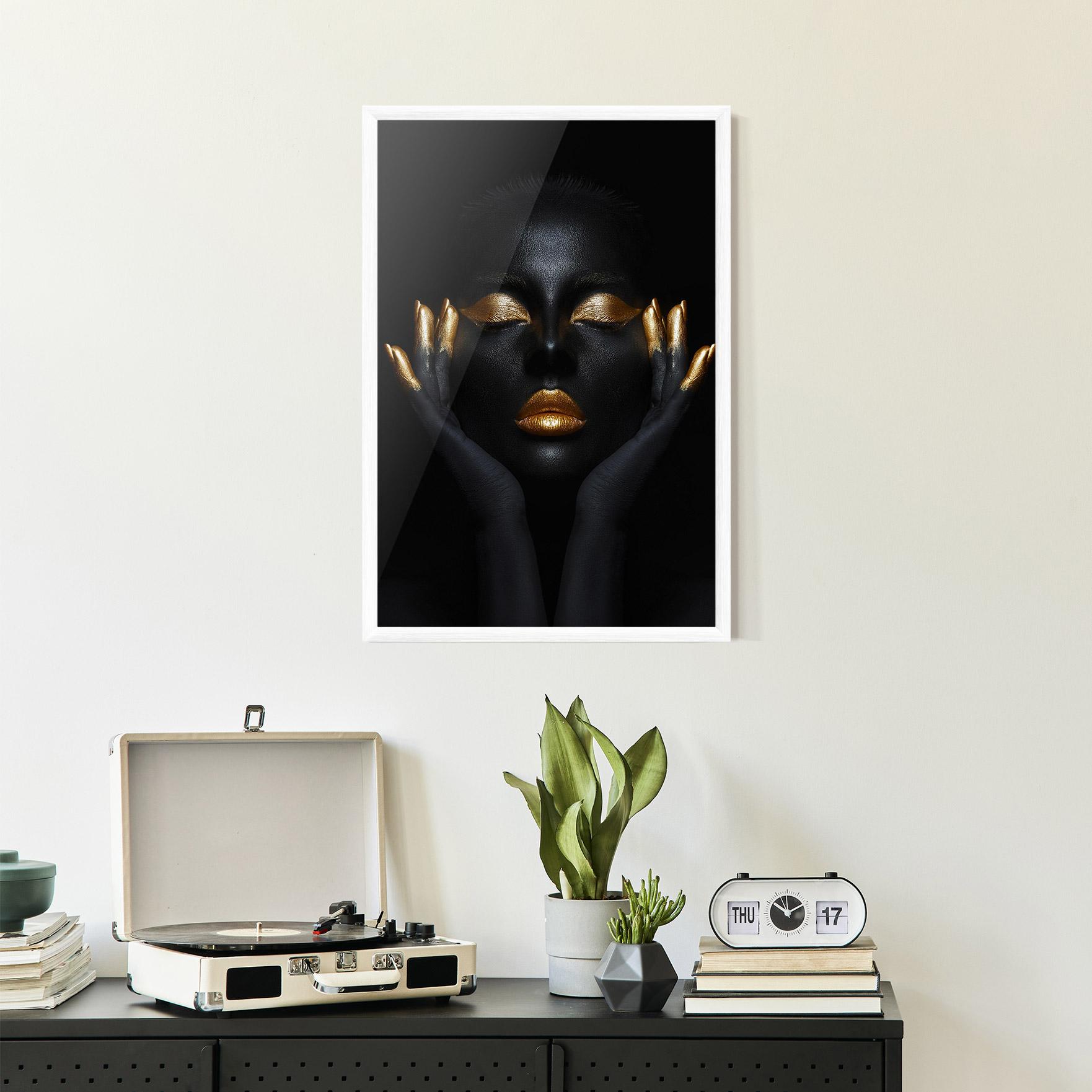 Poster Înrămat Fingertips Gold Makeup mockup 2