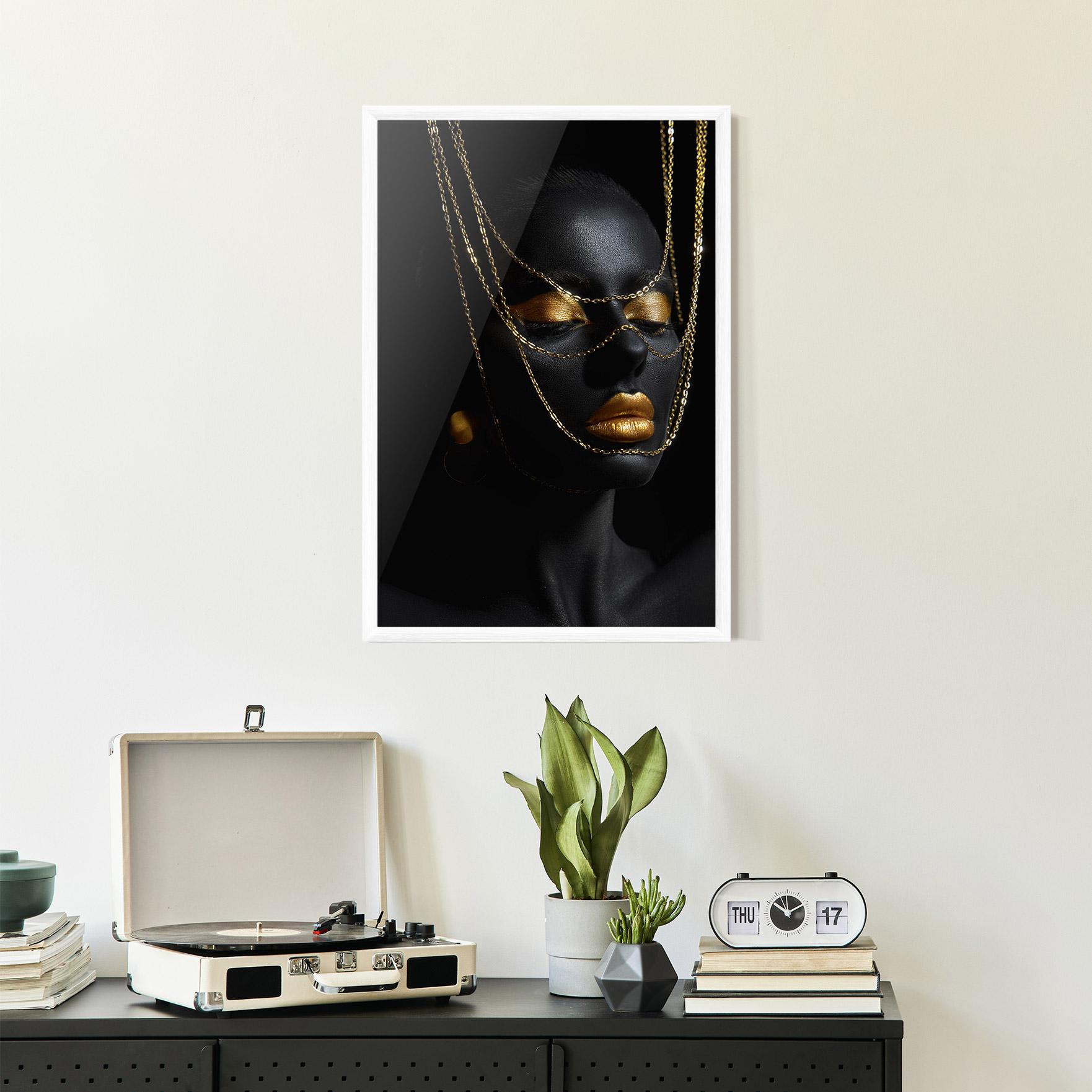 Poster Înrămat Gold Chain Girl mockup 2
