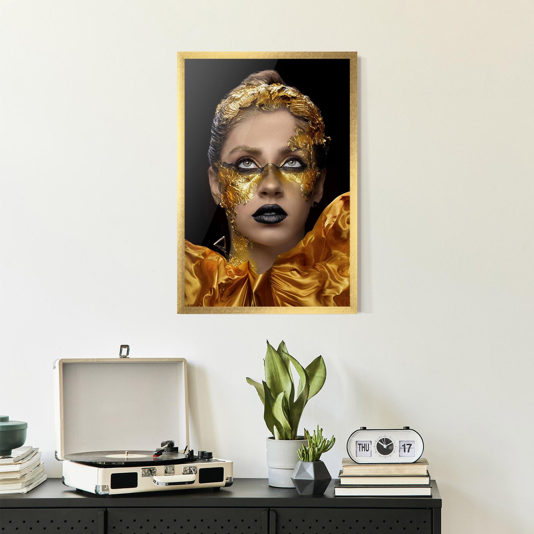 Poster Înrămat Glamorous Gold Outfit mockup 2