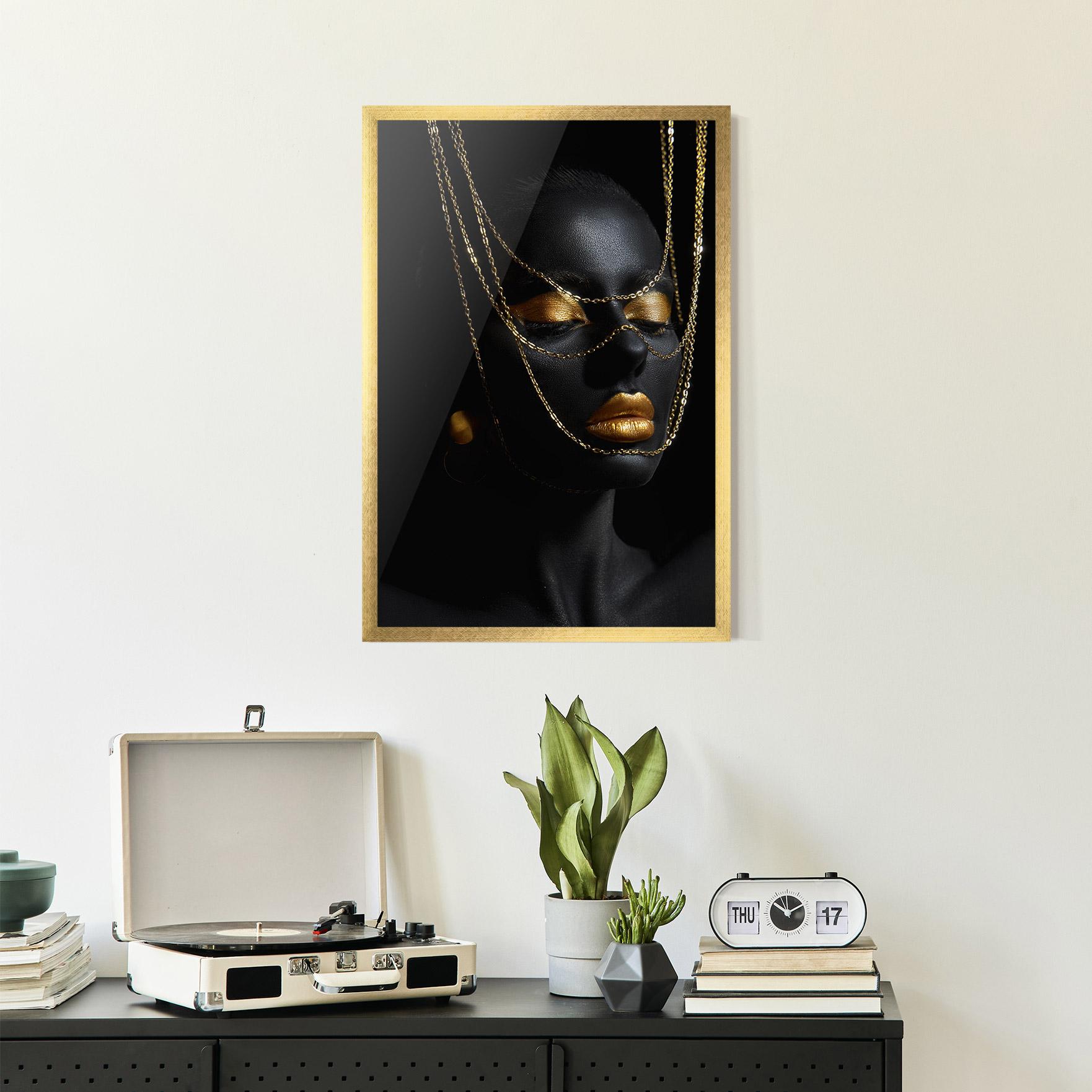 Poster Înrămat Gold Chain Girl mockup 2