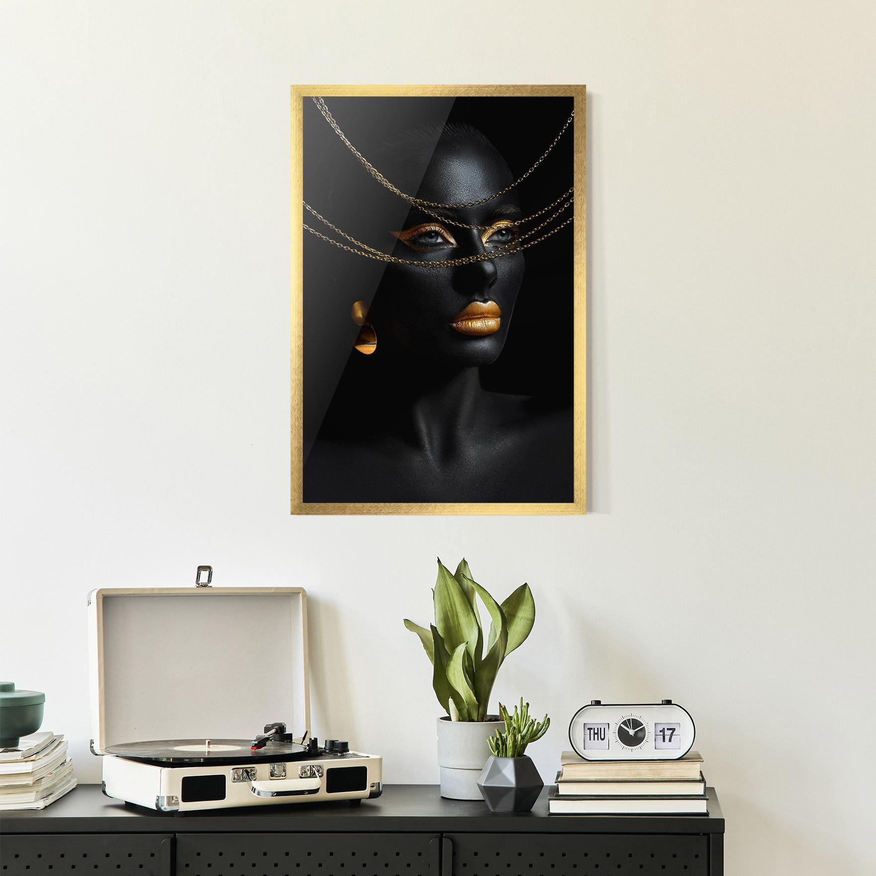 Poster Înrămat Gold Chain Woman mockup 2
