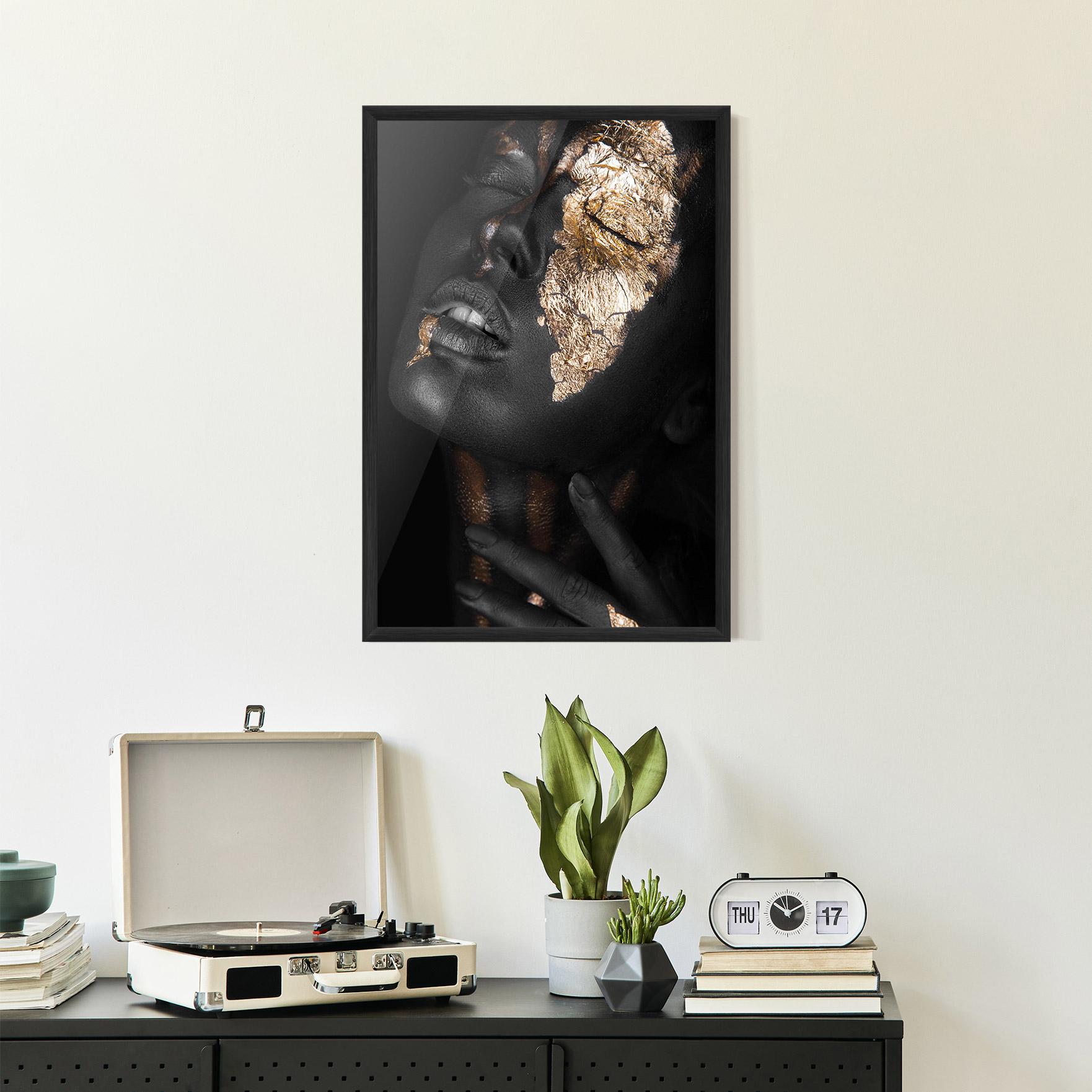 Poster Înrămat Darkskinned Gold Art mockup 2