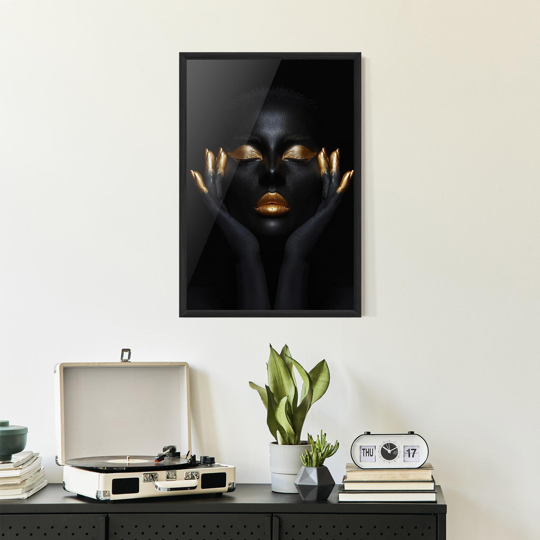 Poster Înrămat Fingertips Gold Makeup mockup 2