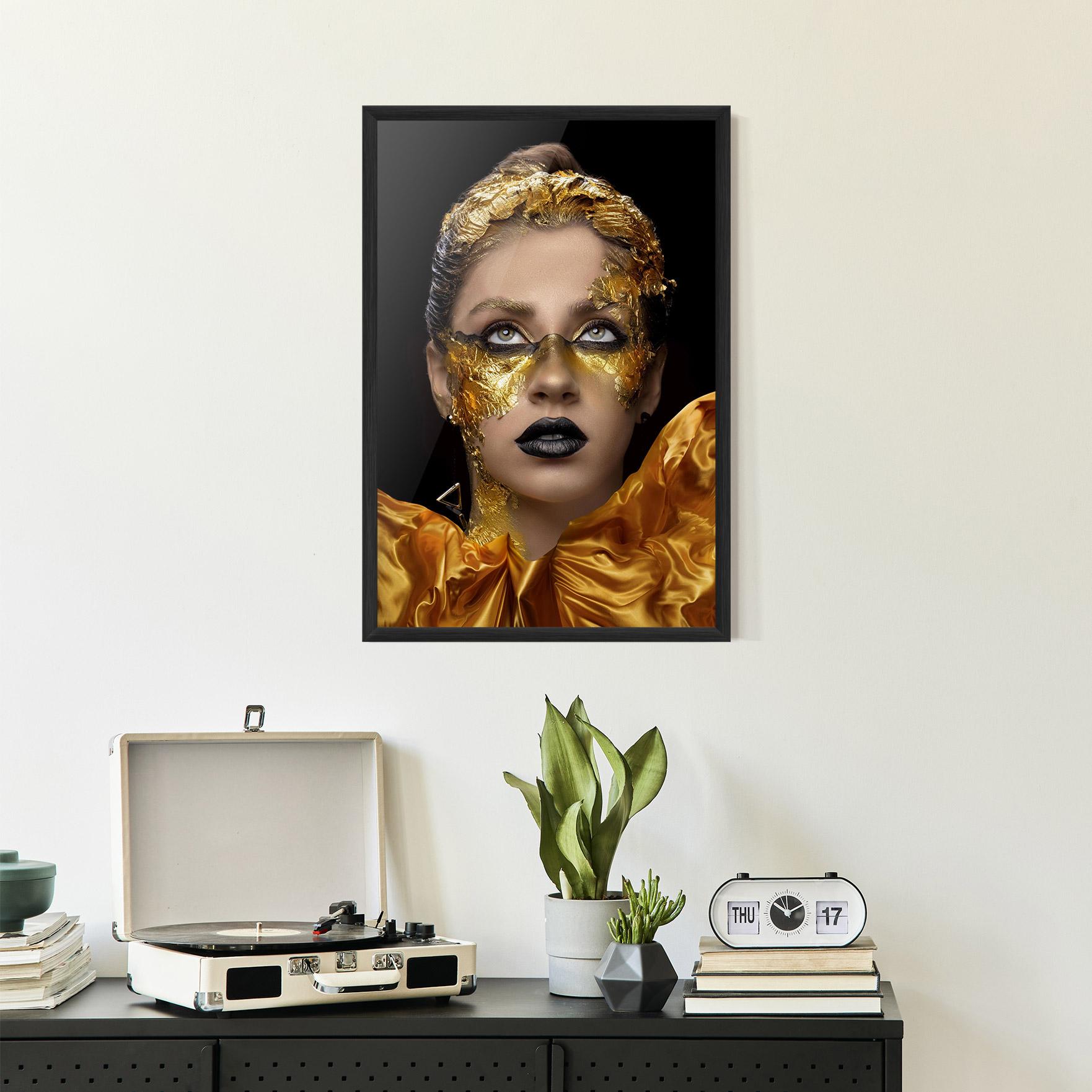 Poster Înrămat Glamorous Gold Outfit mockup 2