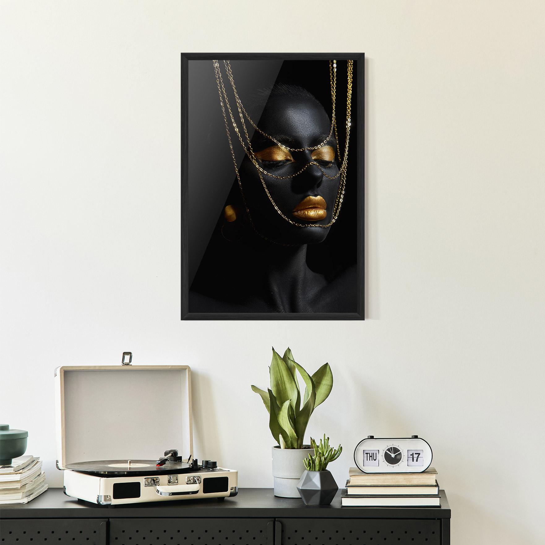 Poster Înrămat Gold Chain Girl mockup 2