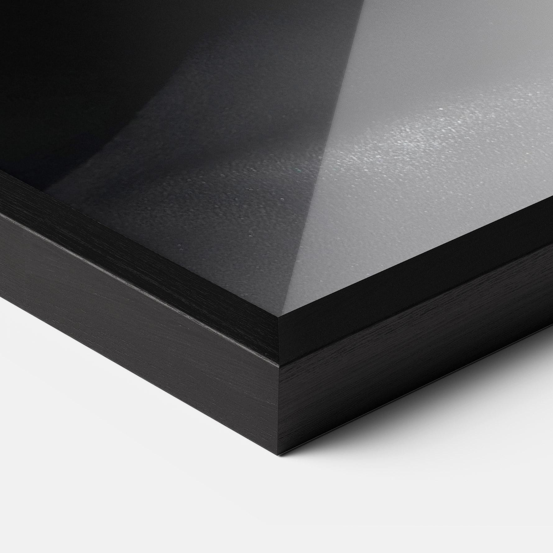 Poster Înrămat Gold Makeup Chain mockup 3