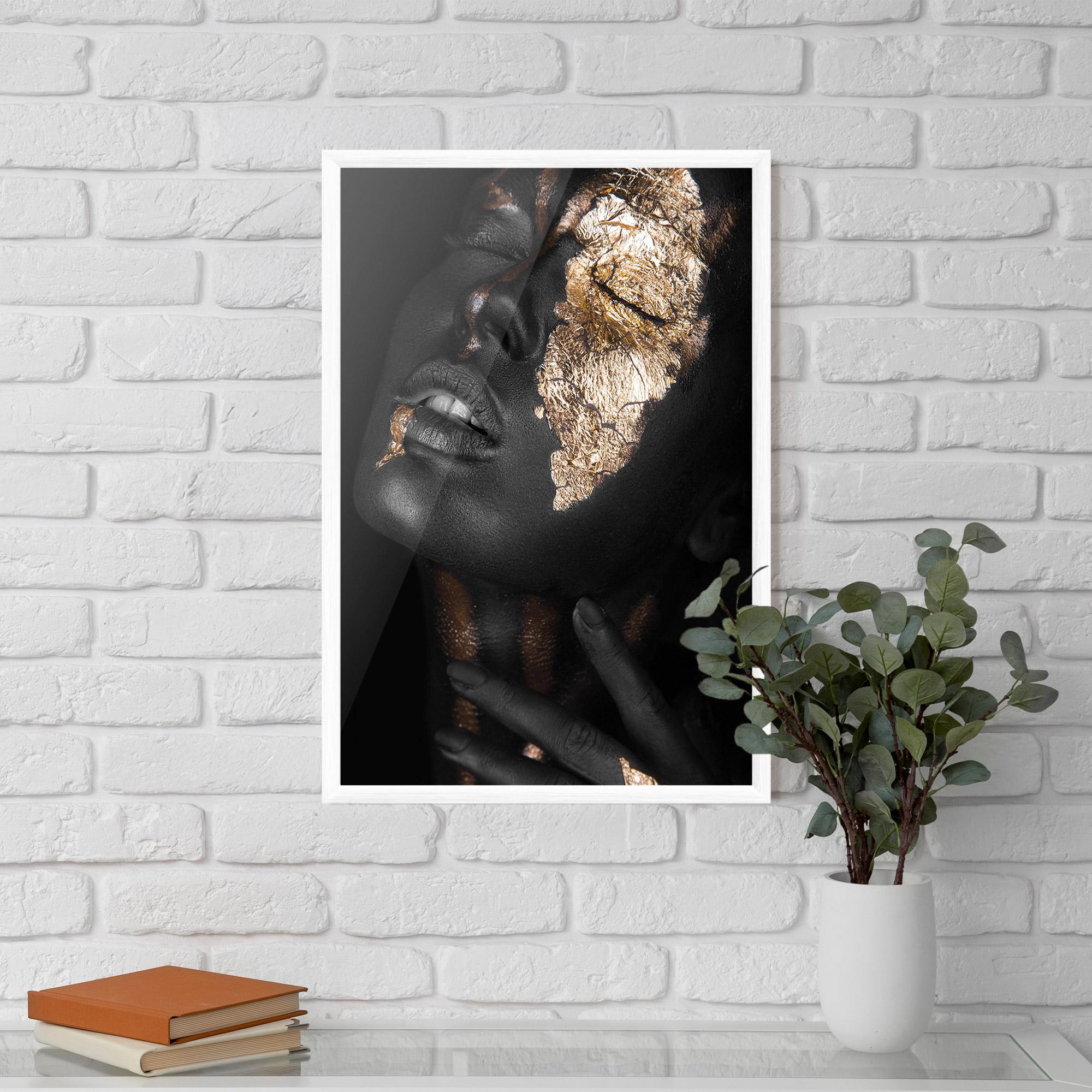 Poster Înrămat Darkskinned Gold Art mockup 5