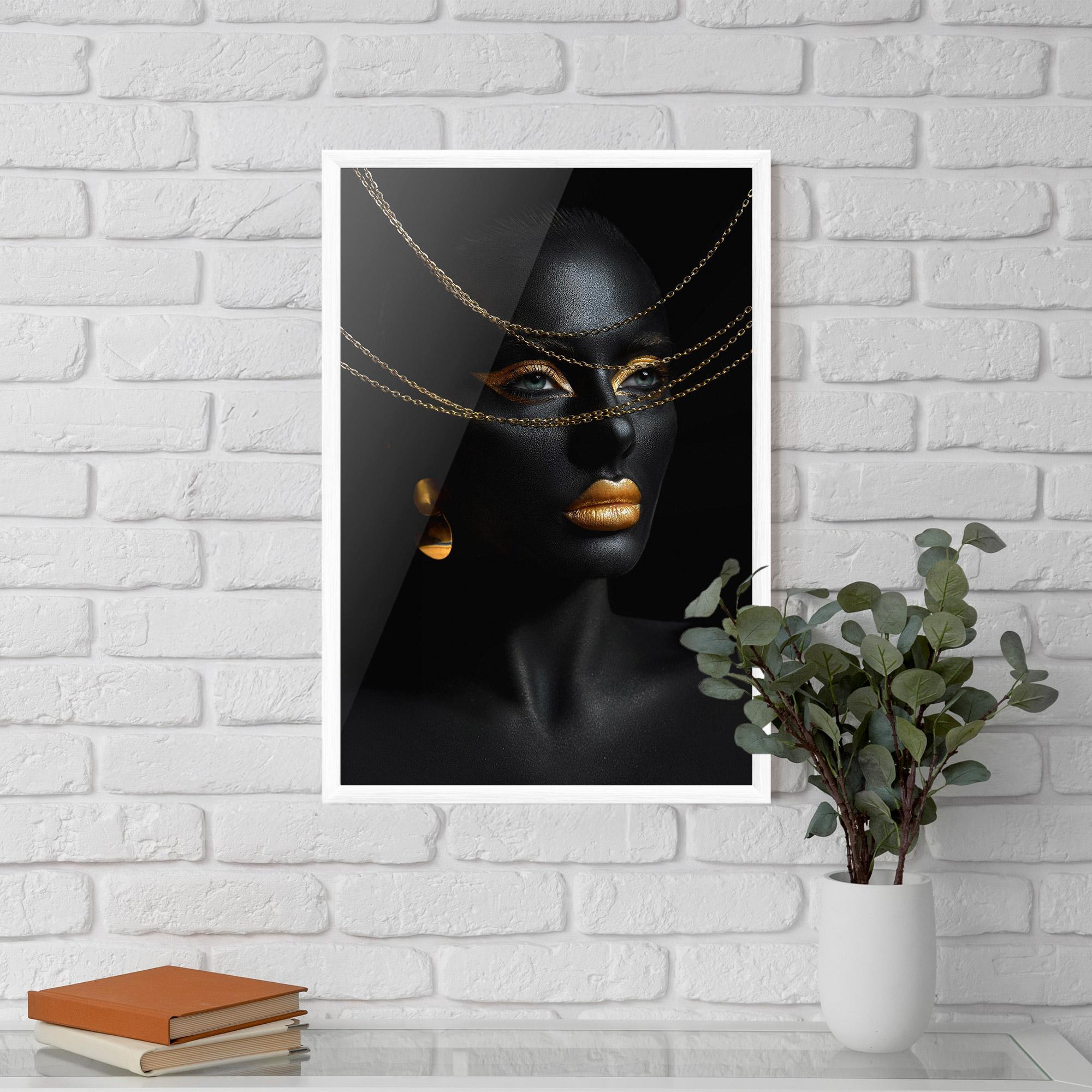 Poster Înrămat Gold Chain Woman mockup 5