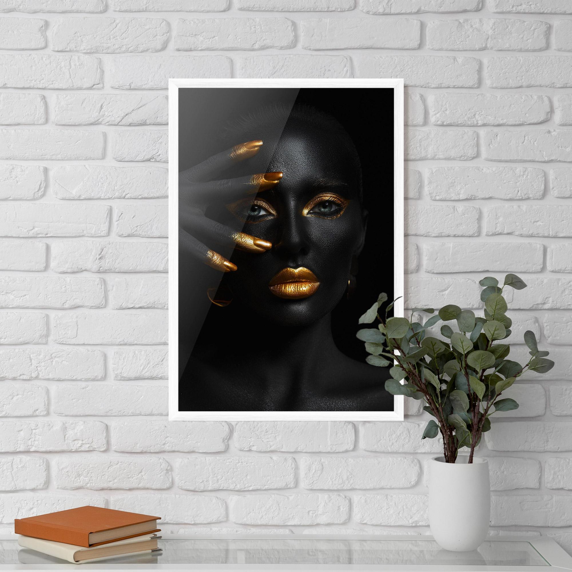 Poster Înrămat Gold Makeup Nails mockup 5