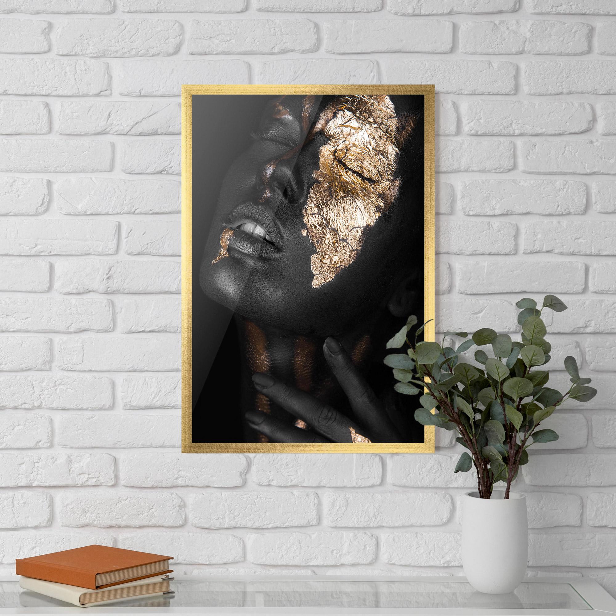 Poster Înrămat Darkskinned Gold Art mockup 5