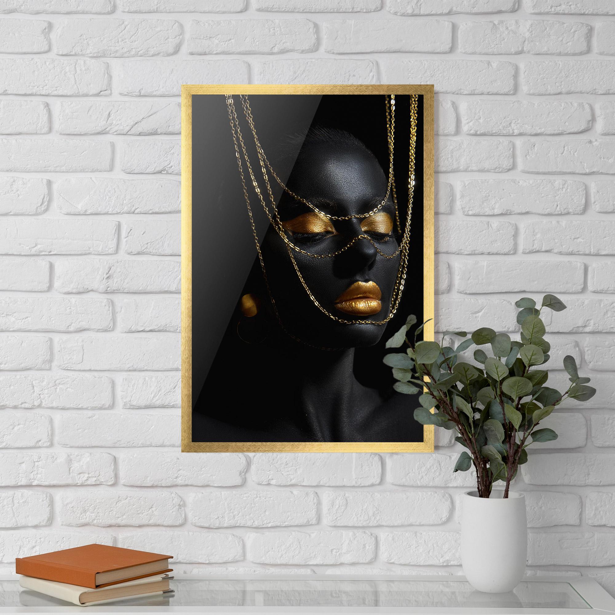 Poster Înrămat Gold Chain Girl mockup 5