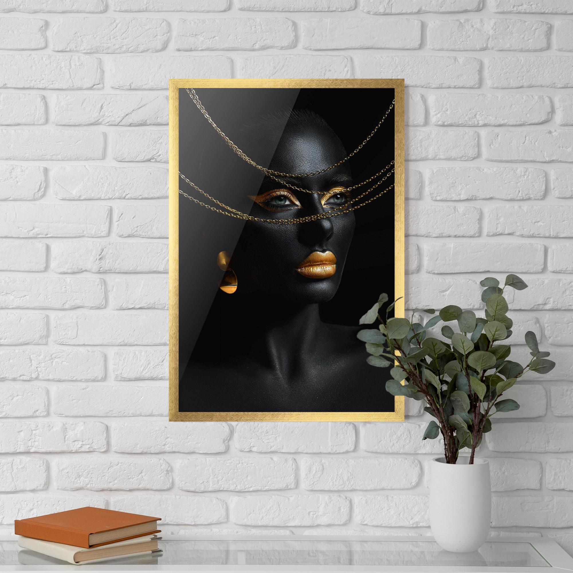Poster Înrămat Gold Chain Woman mockup 5