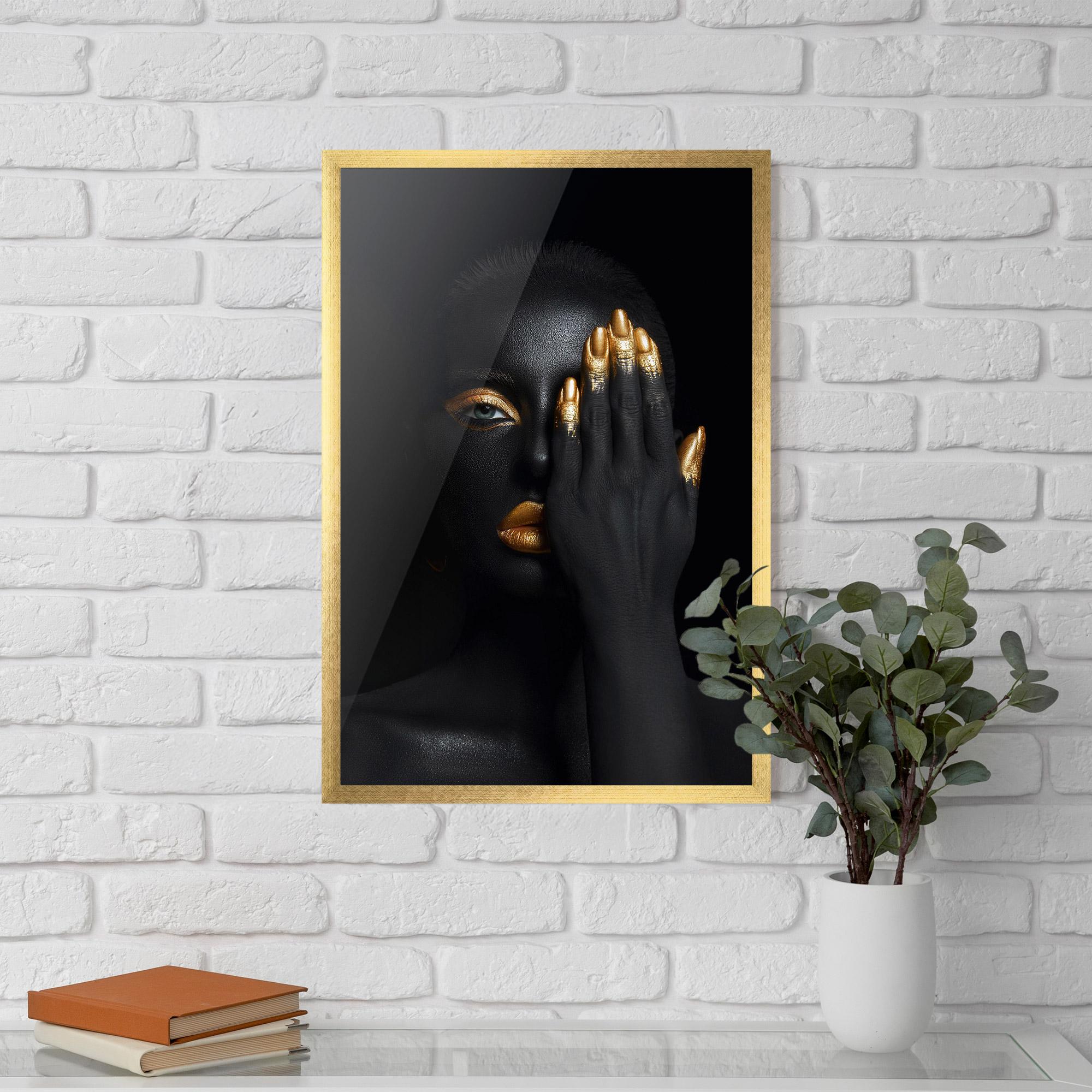 Poster Înrămat Gold Makeup Chain mockup 5