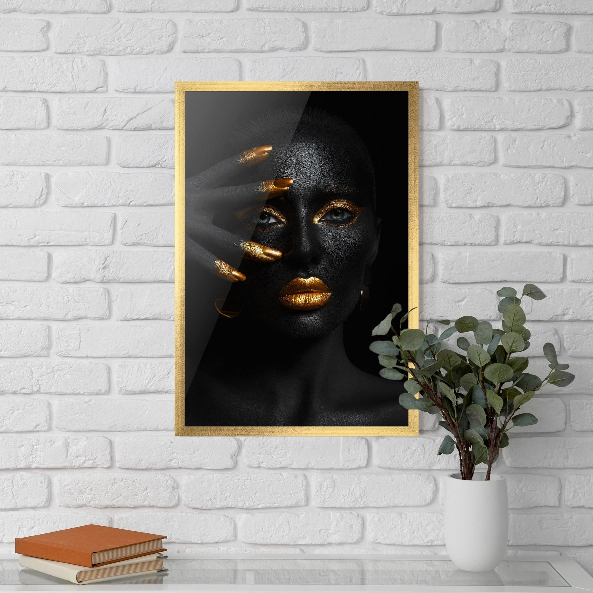 Poster Înrămat Gold Makeup Nails mockup 5