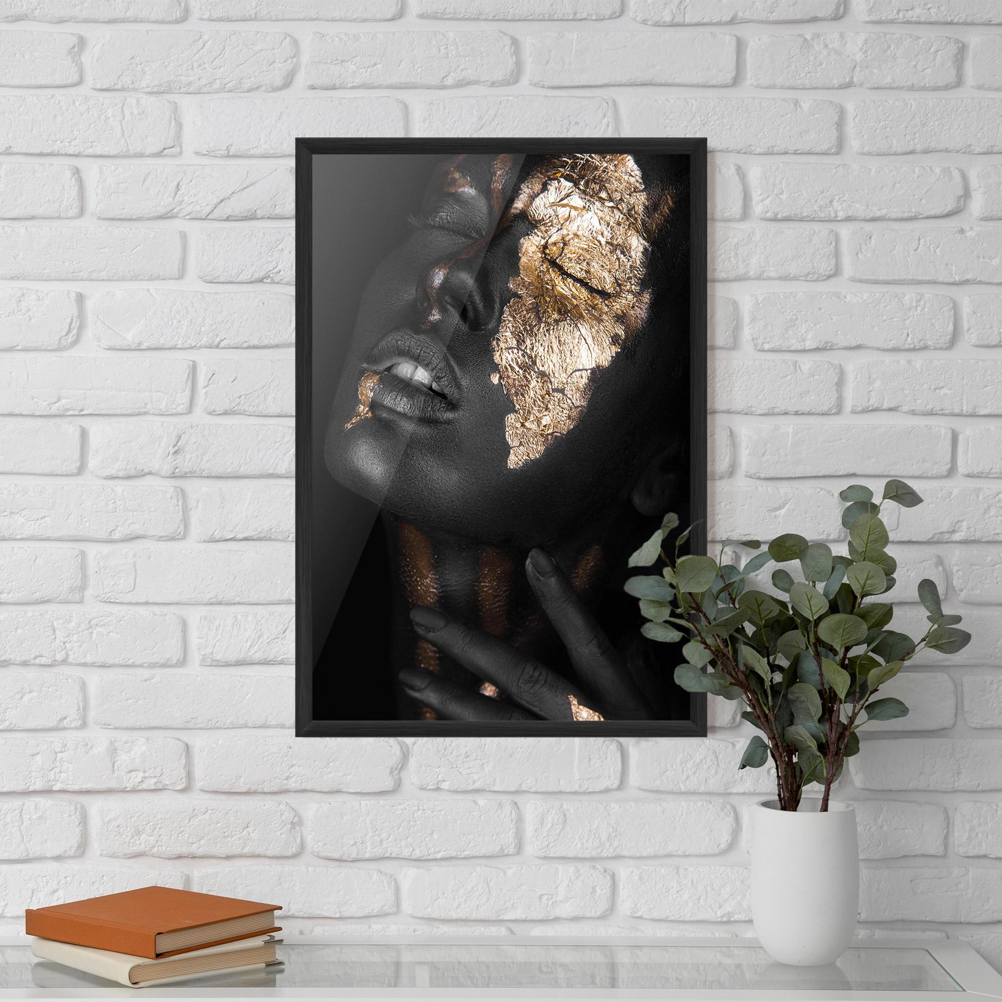 Poster Înrămat Darkskinned Gold Art mockup 5