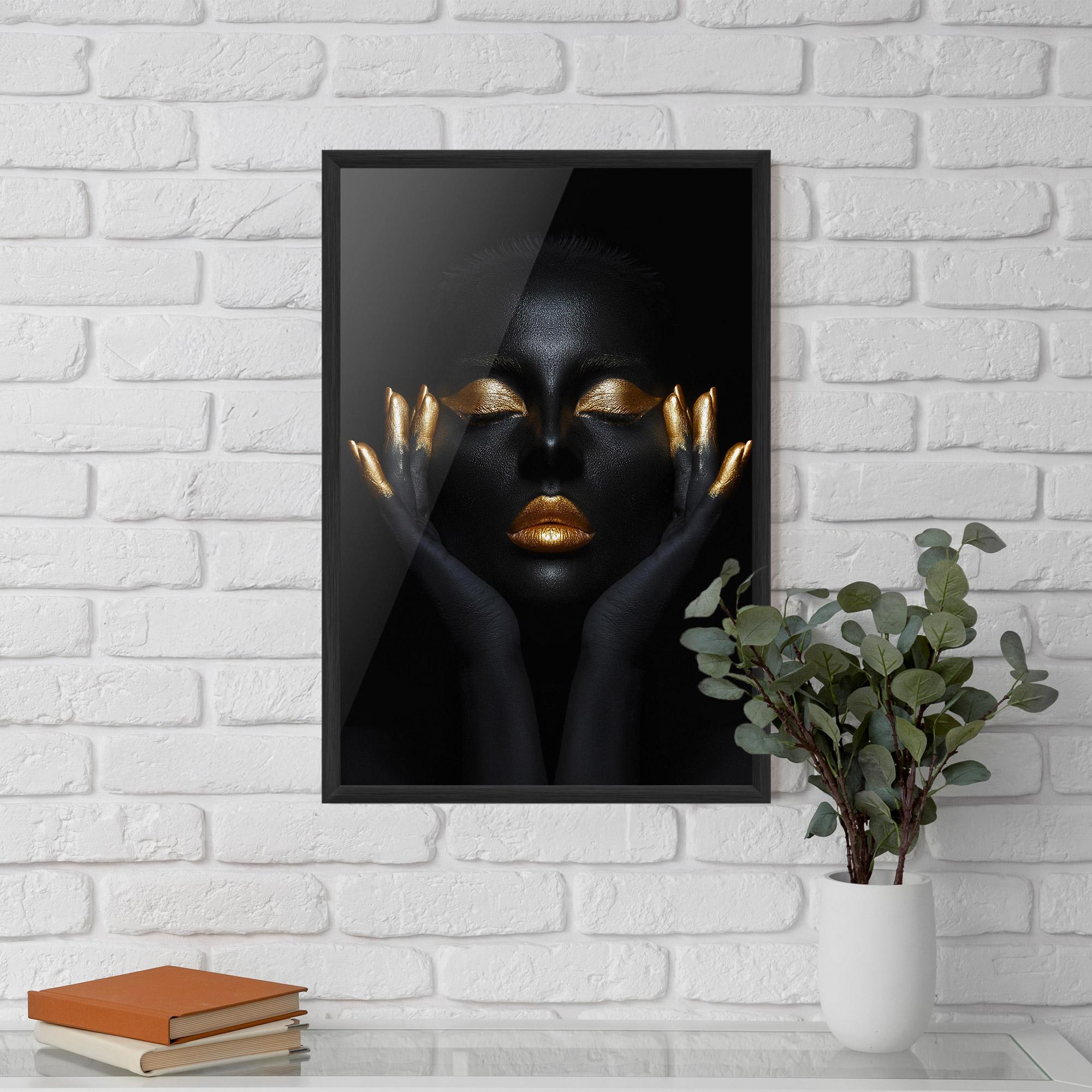 Poster Înrămat Fingertips Gold Makeup mockup 5