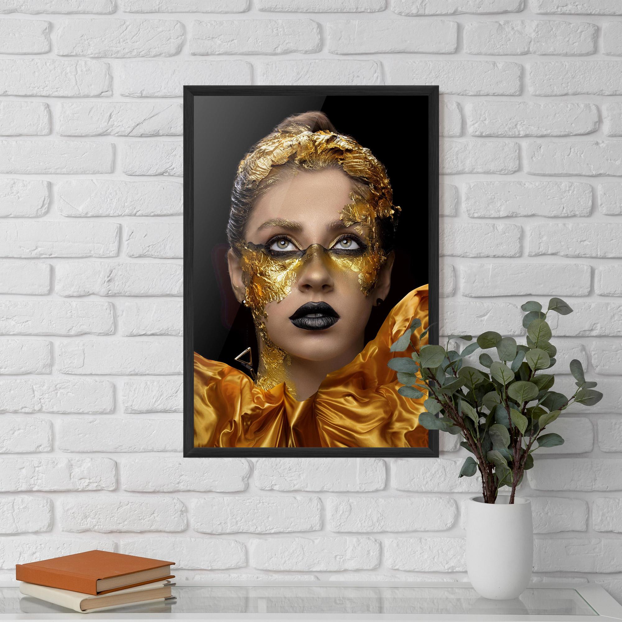 Poster Înrămat Glamorous Gold Outfit mockup 5