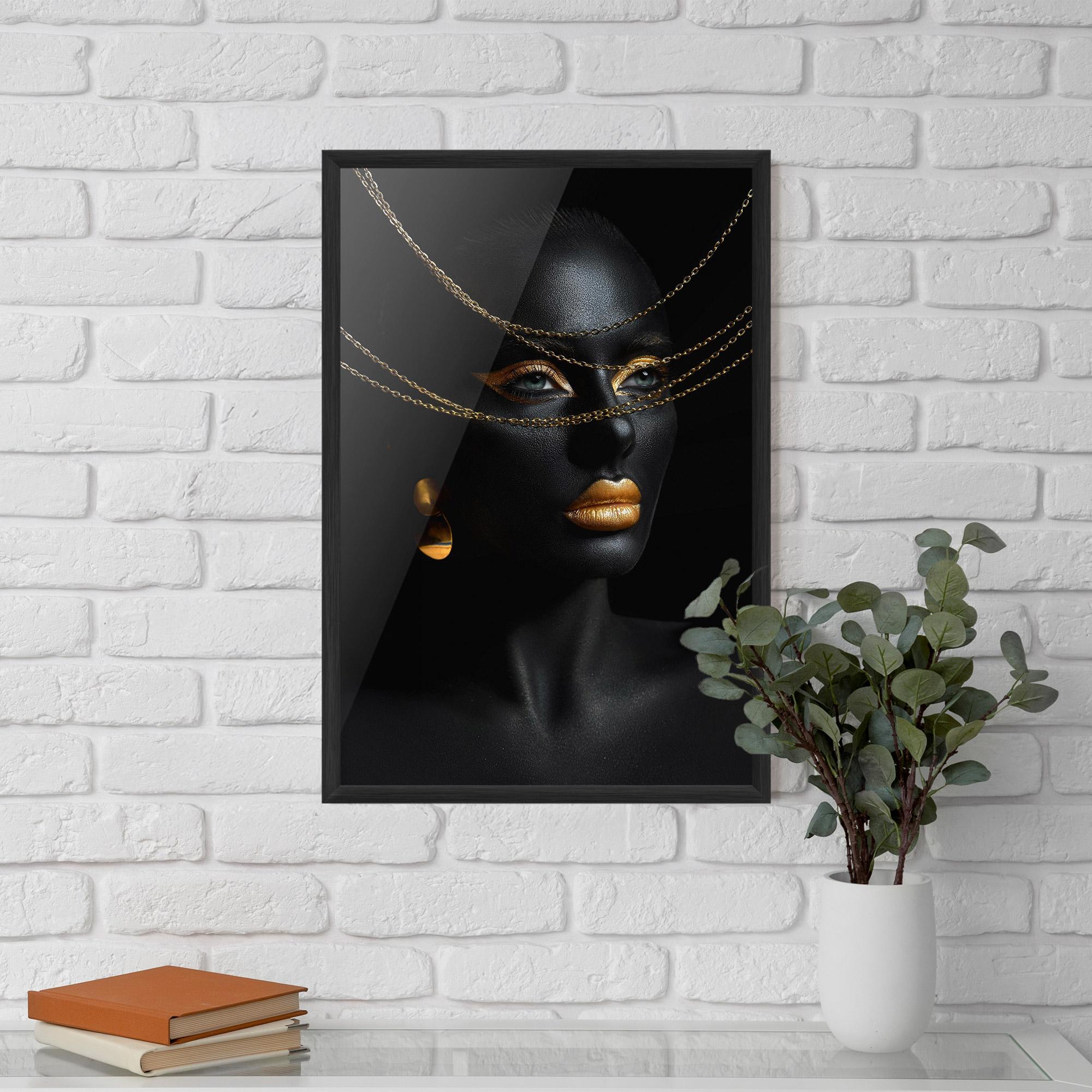 Poster Înrămat Gold Chain Woman mockup 5