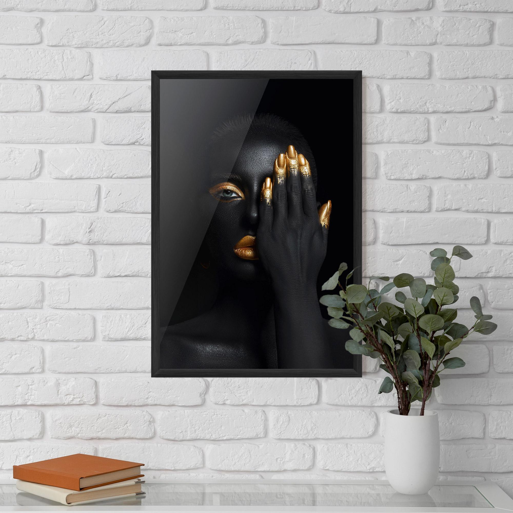 Poster Înrămat Gold Makeup Chain mockup 5