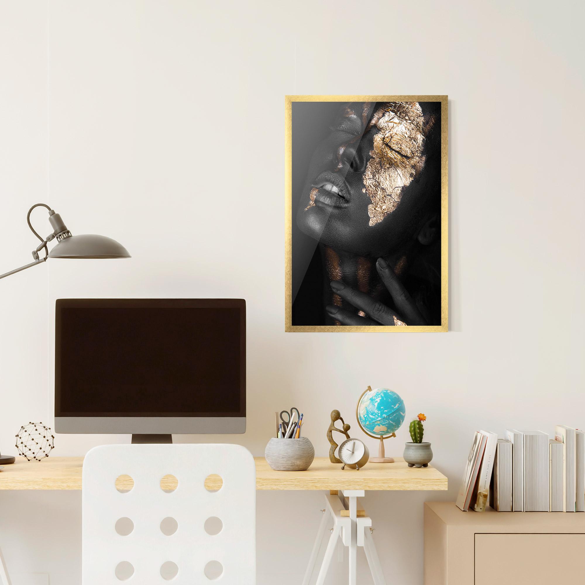 Poster Înrămat Darkskinned Gold Art mockup 6