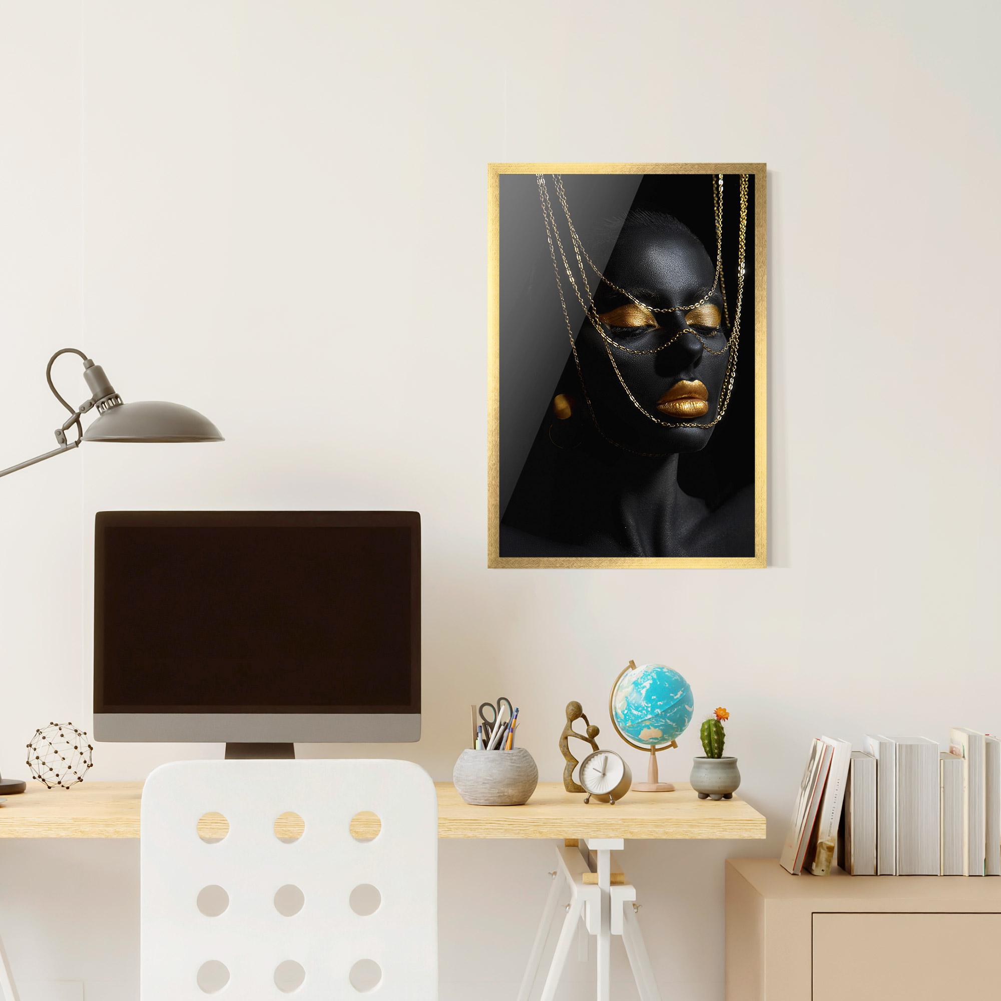 Poster Înrămat Gold Chain Girl mockup 6