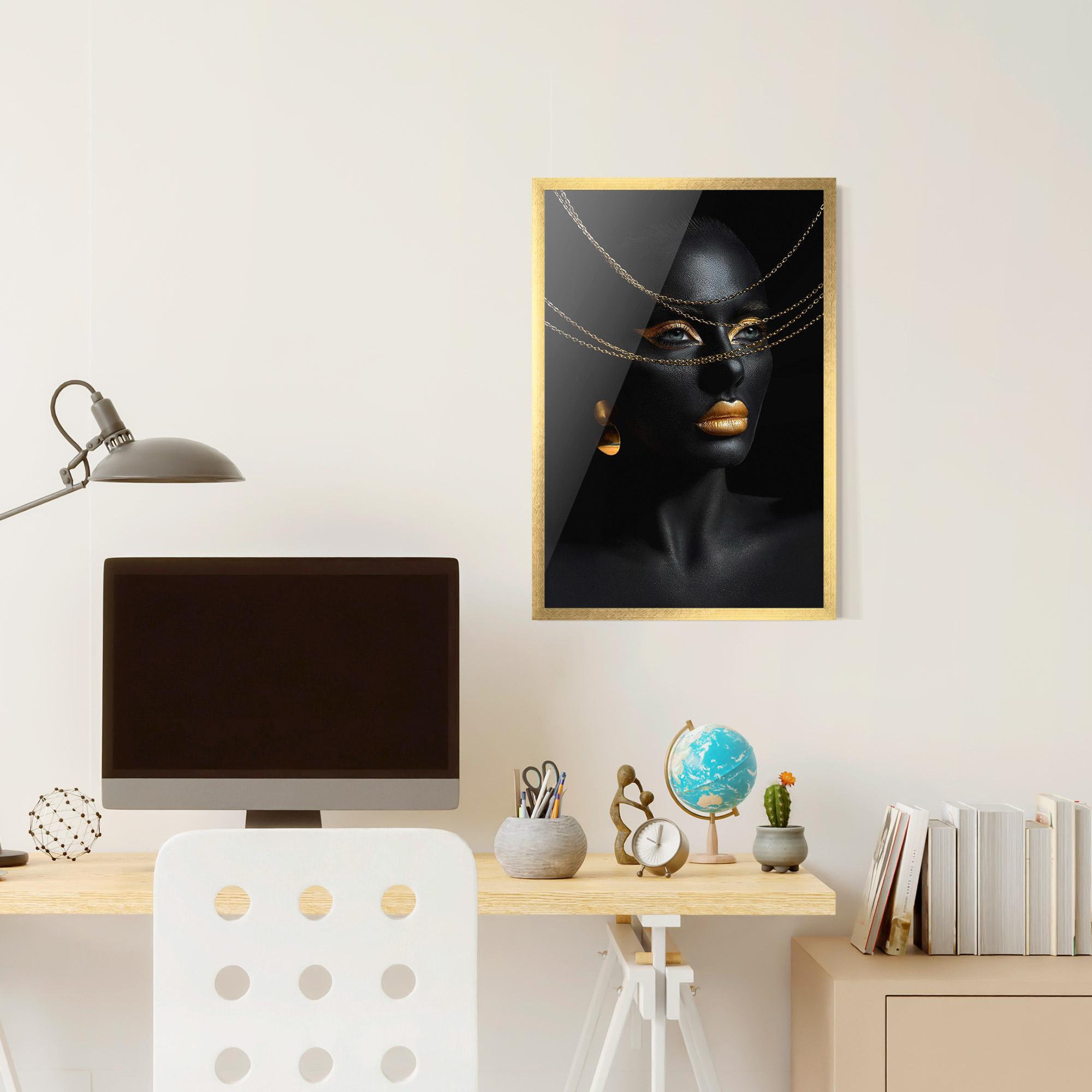 Poster Înrămat Gold Chain Woman mockup 6