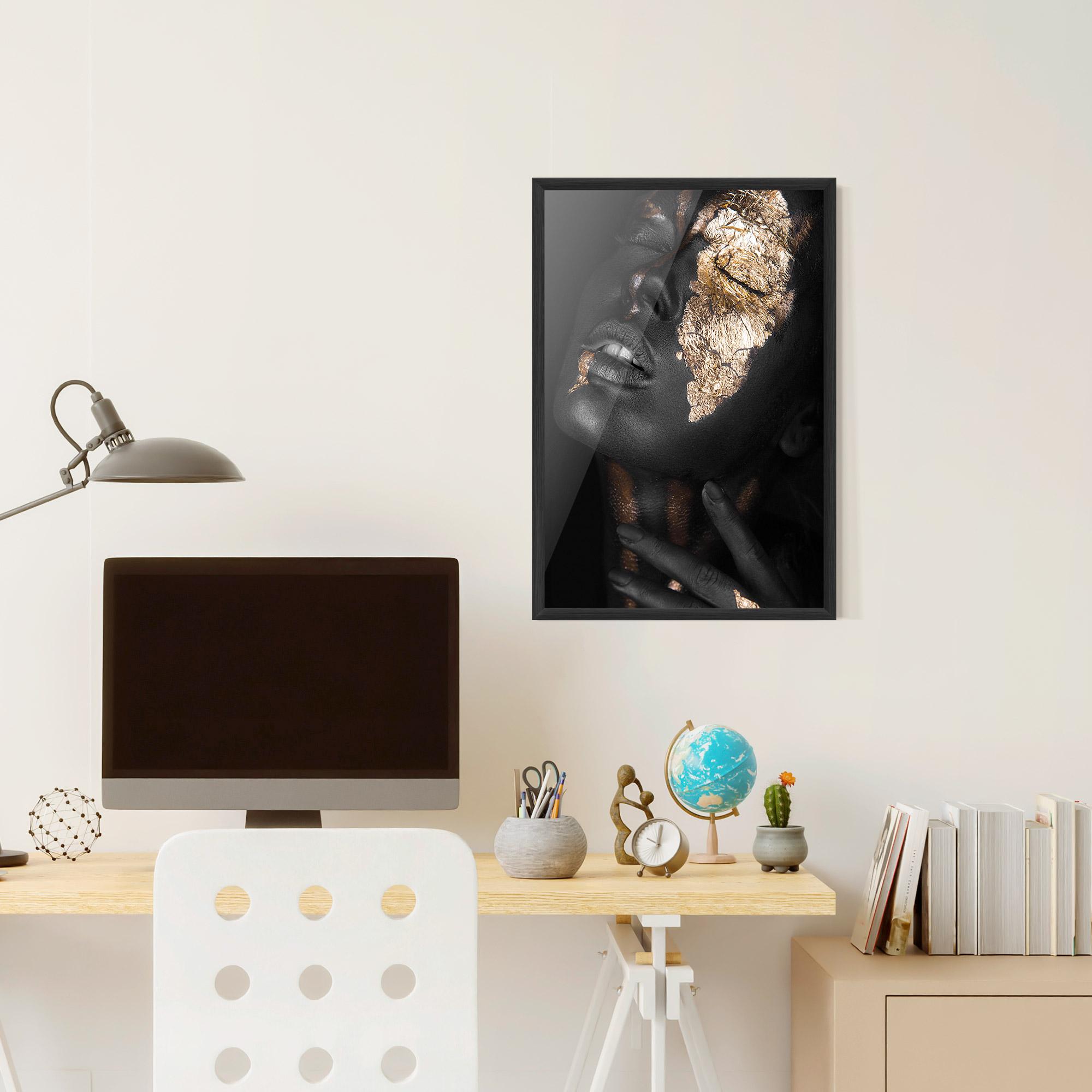 Poster Înrămat Darkskinned Gold Art mockup 6