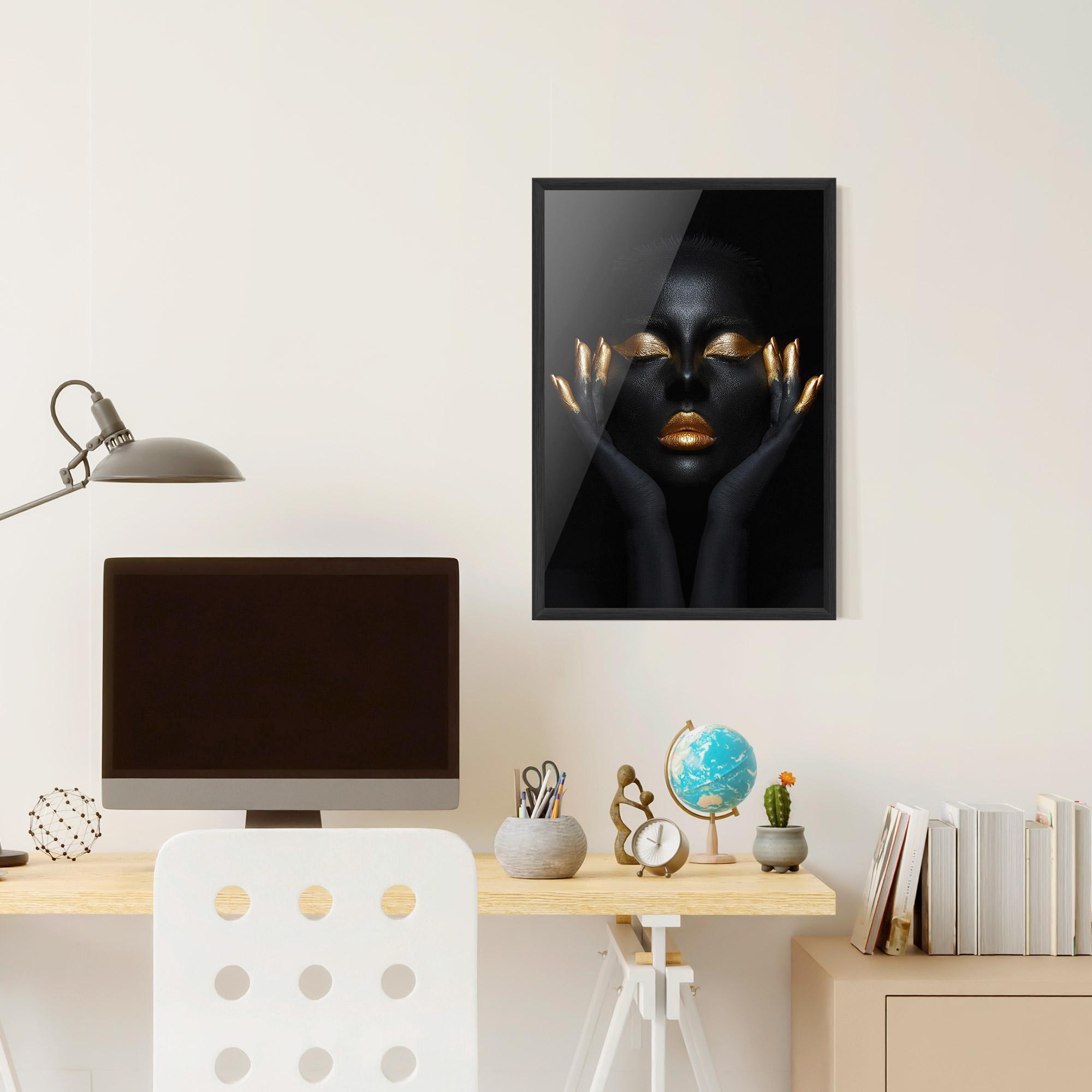 Poster Înrămat Fingertips Gold Makeup mockup 6