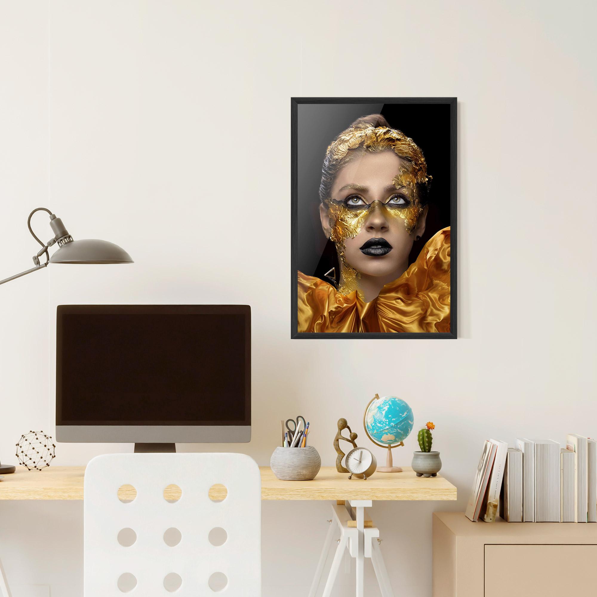 Poster Înrămat Glamorous Gold Outfit mockup 6