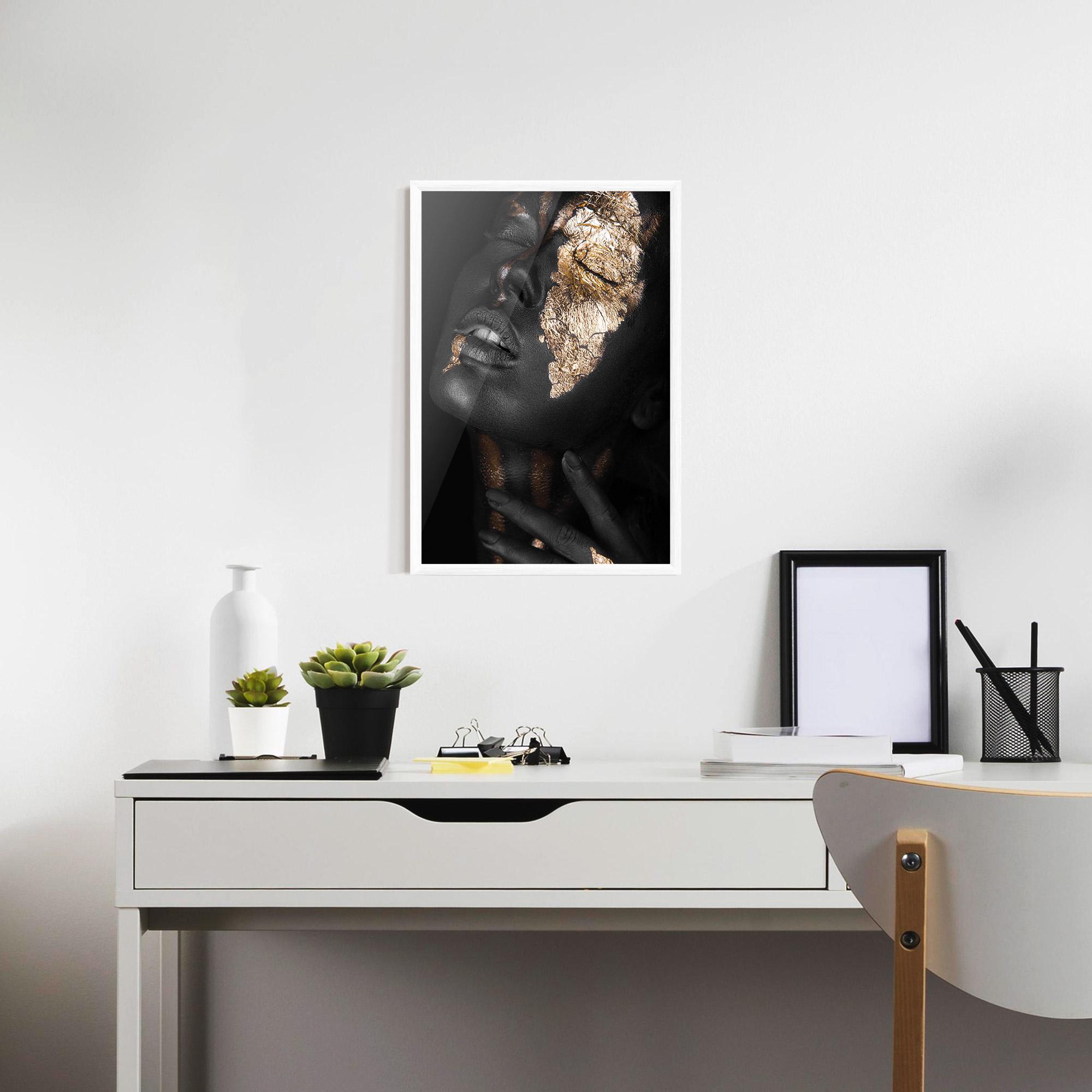 Poster Înrămat Darkskinned Gold Art mockup 7