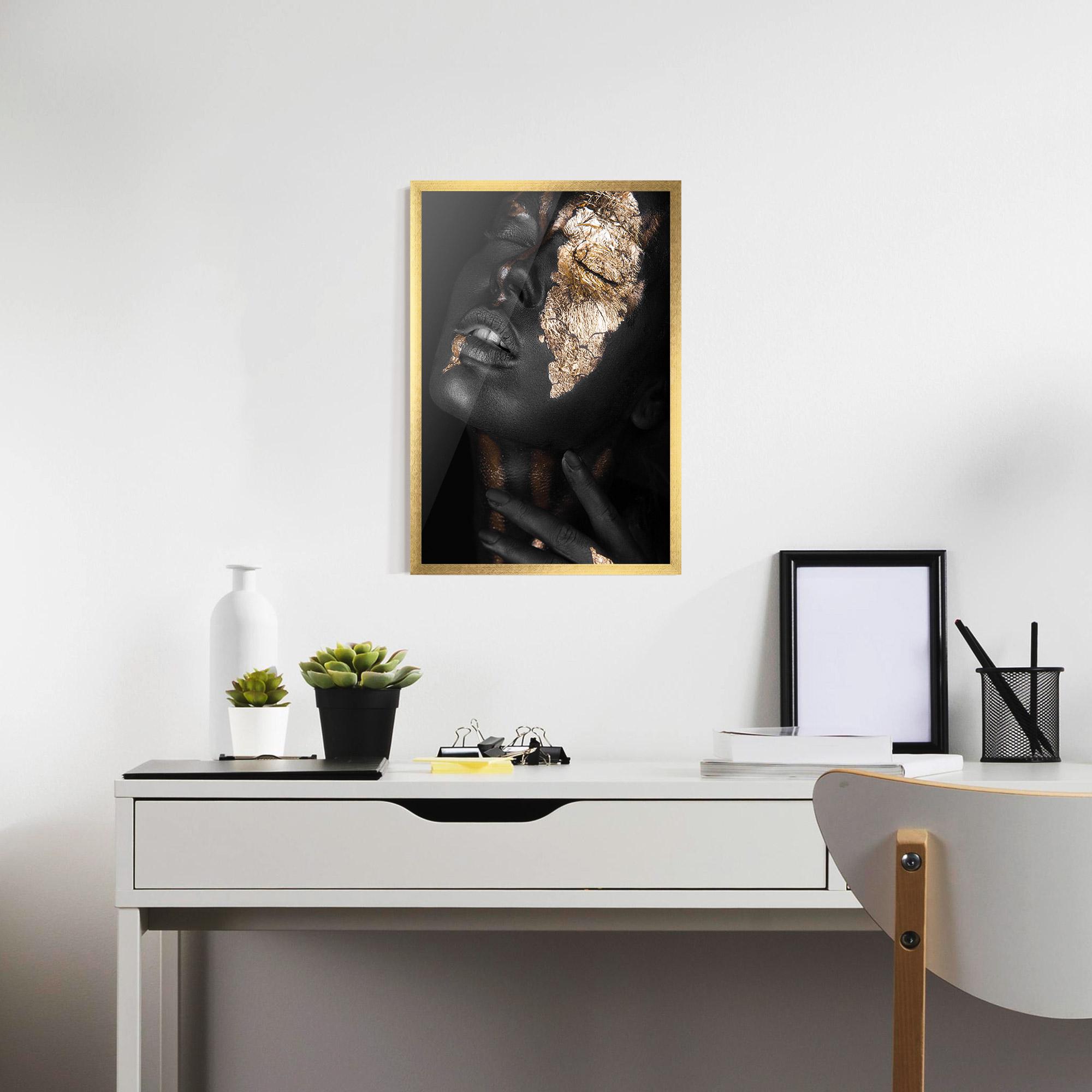 Poster Înrămat Darkskinned Gold Art mockup 7