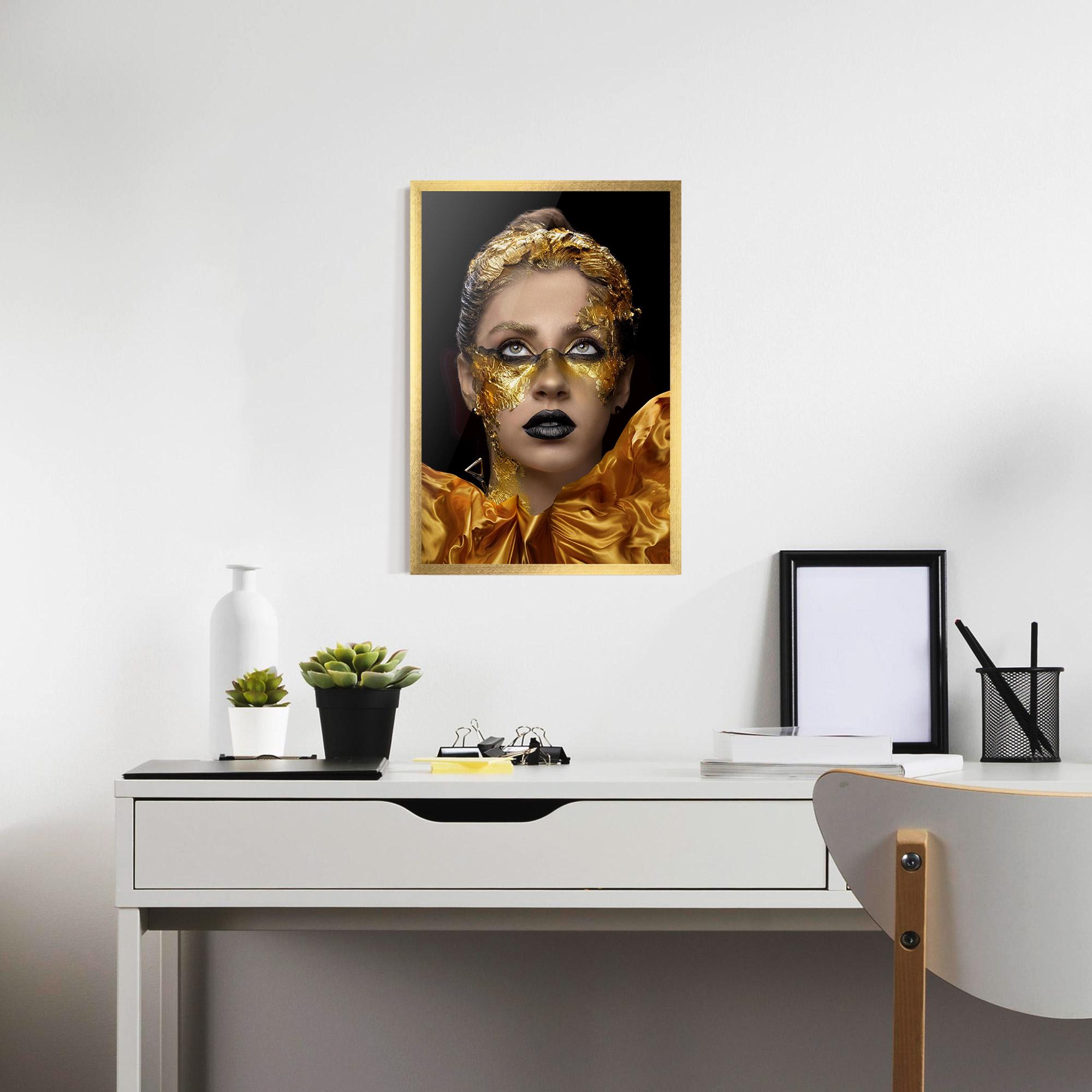 Poster Înrămat Glamorous Gold Outfit mockup 7