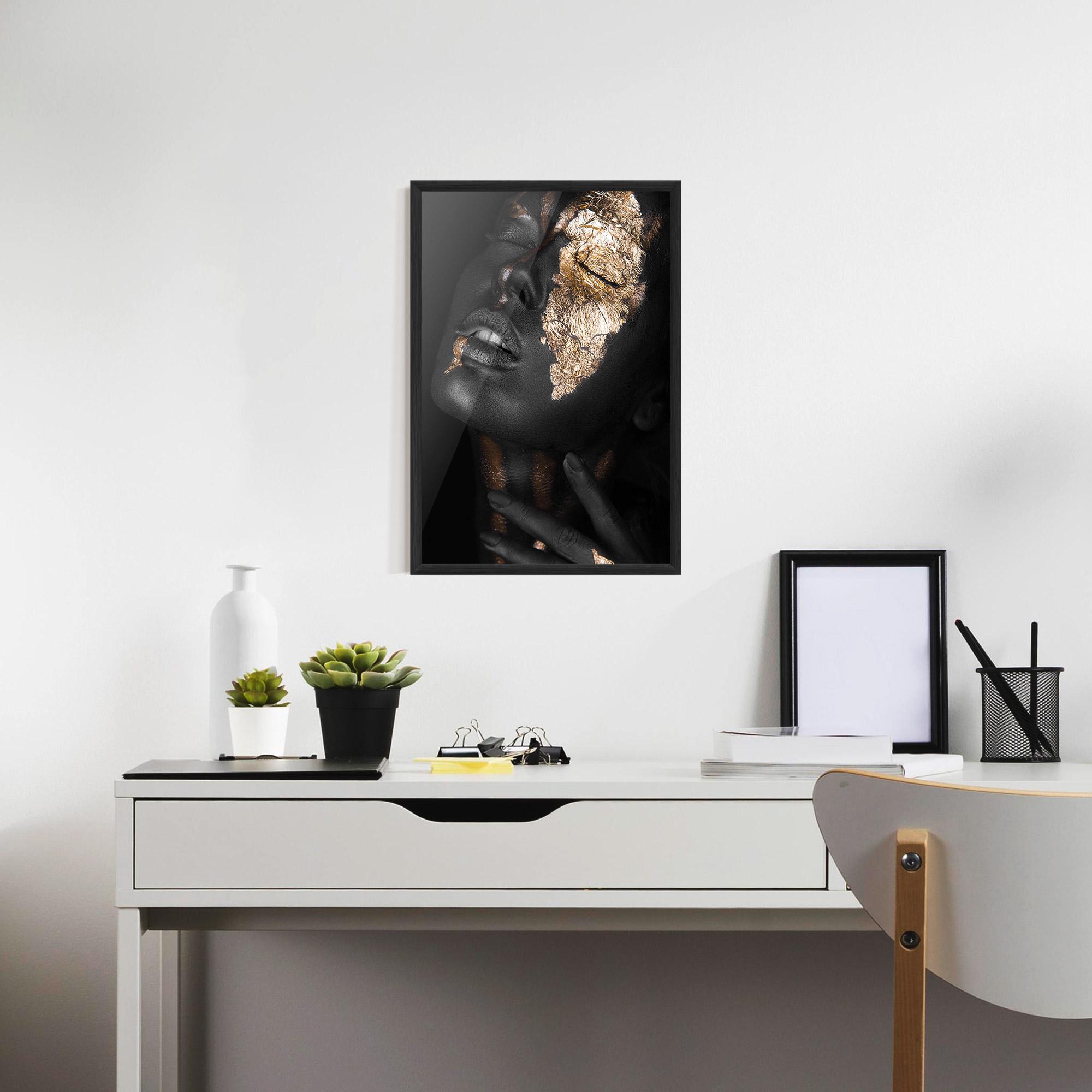 Poster Înrămat Darkskinned Gold Art mockup 7