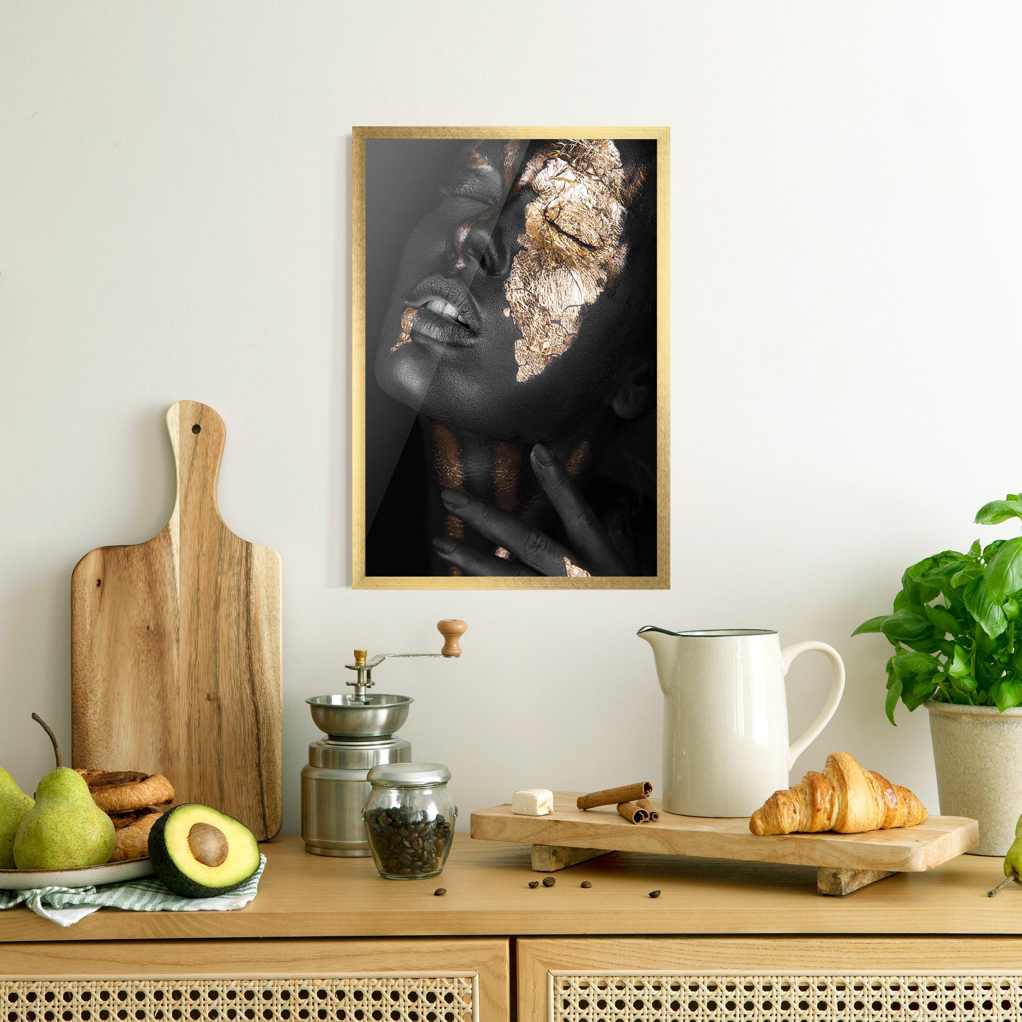 Poster Înrămat Darkskinned Gold Art mockup 8