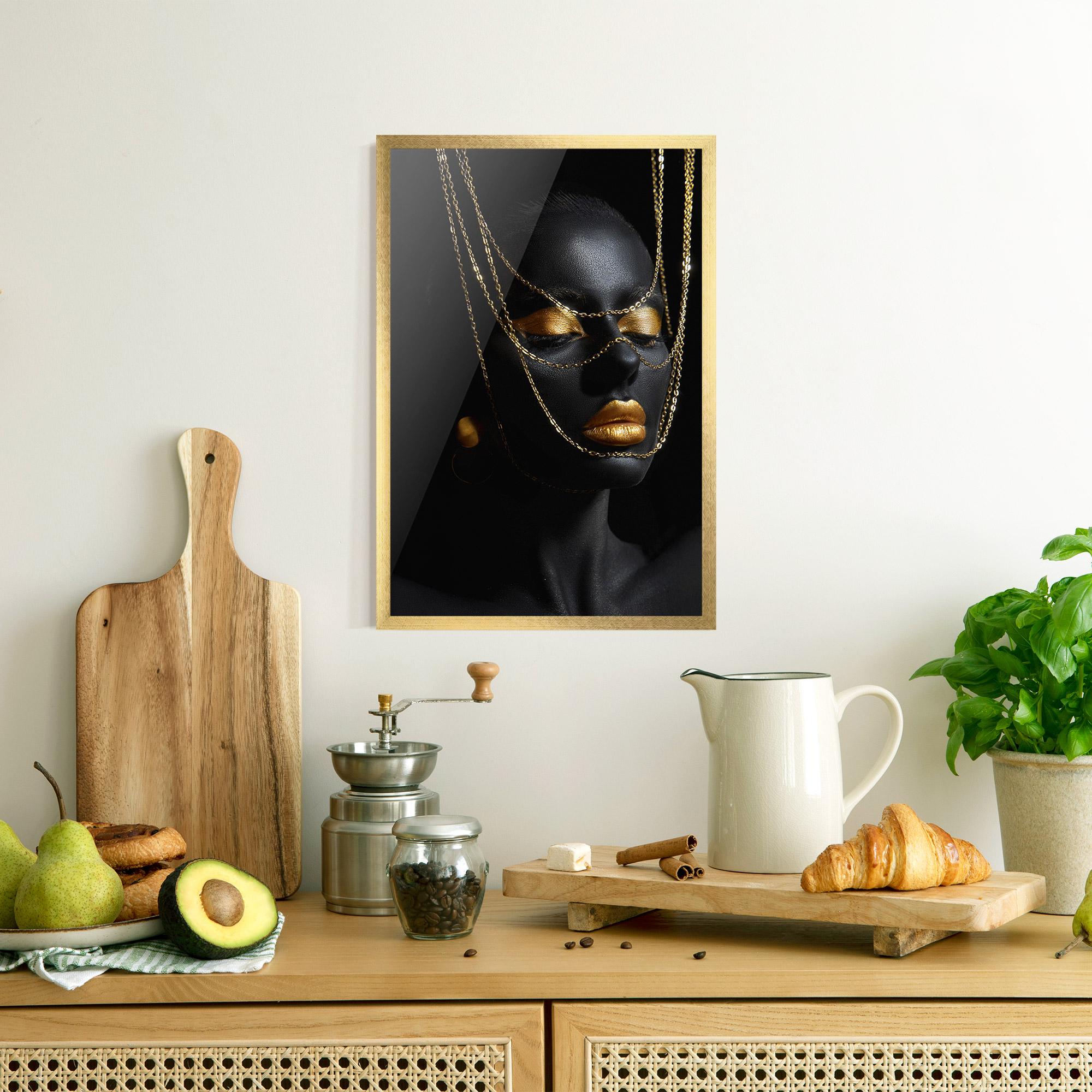 Poster Înrămat Gold Chain Girl mockup 8