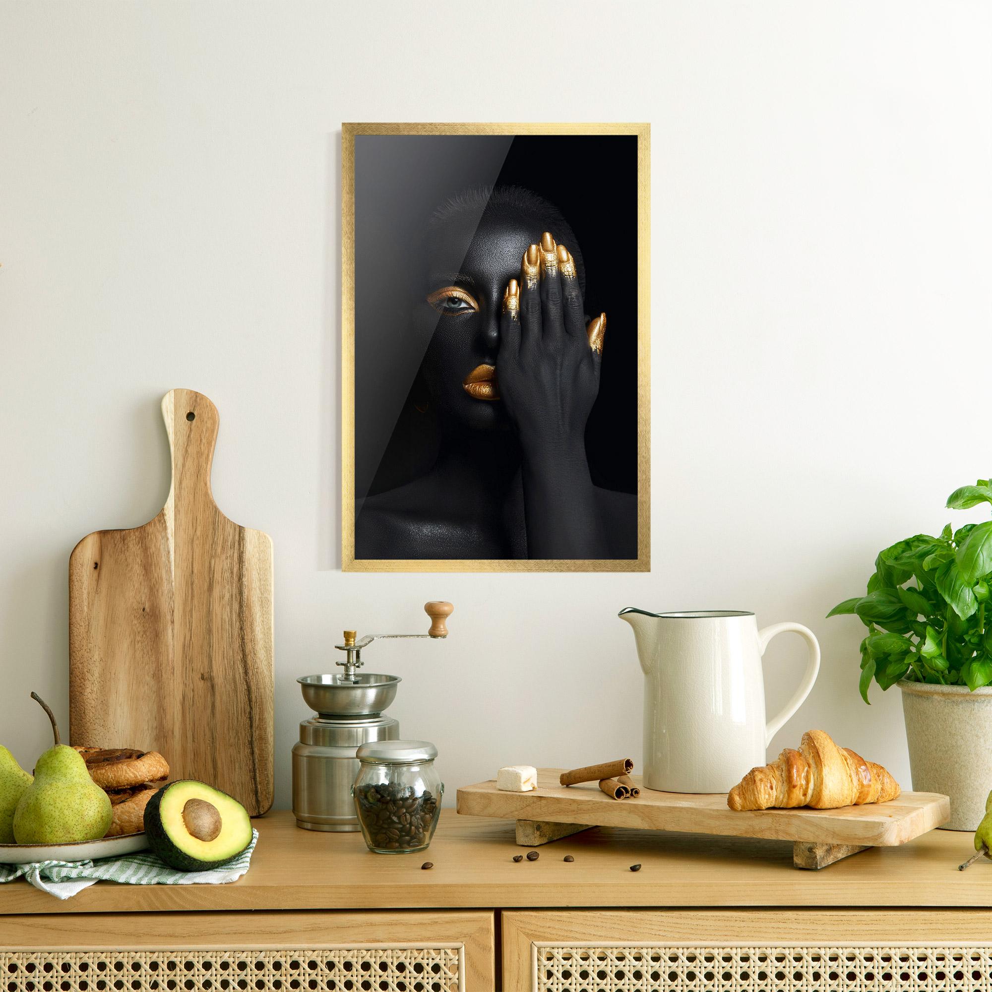 Poster Înrămat Gold Makeup Chain mockup 8