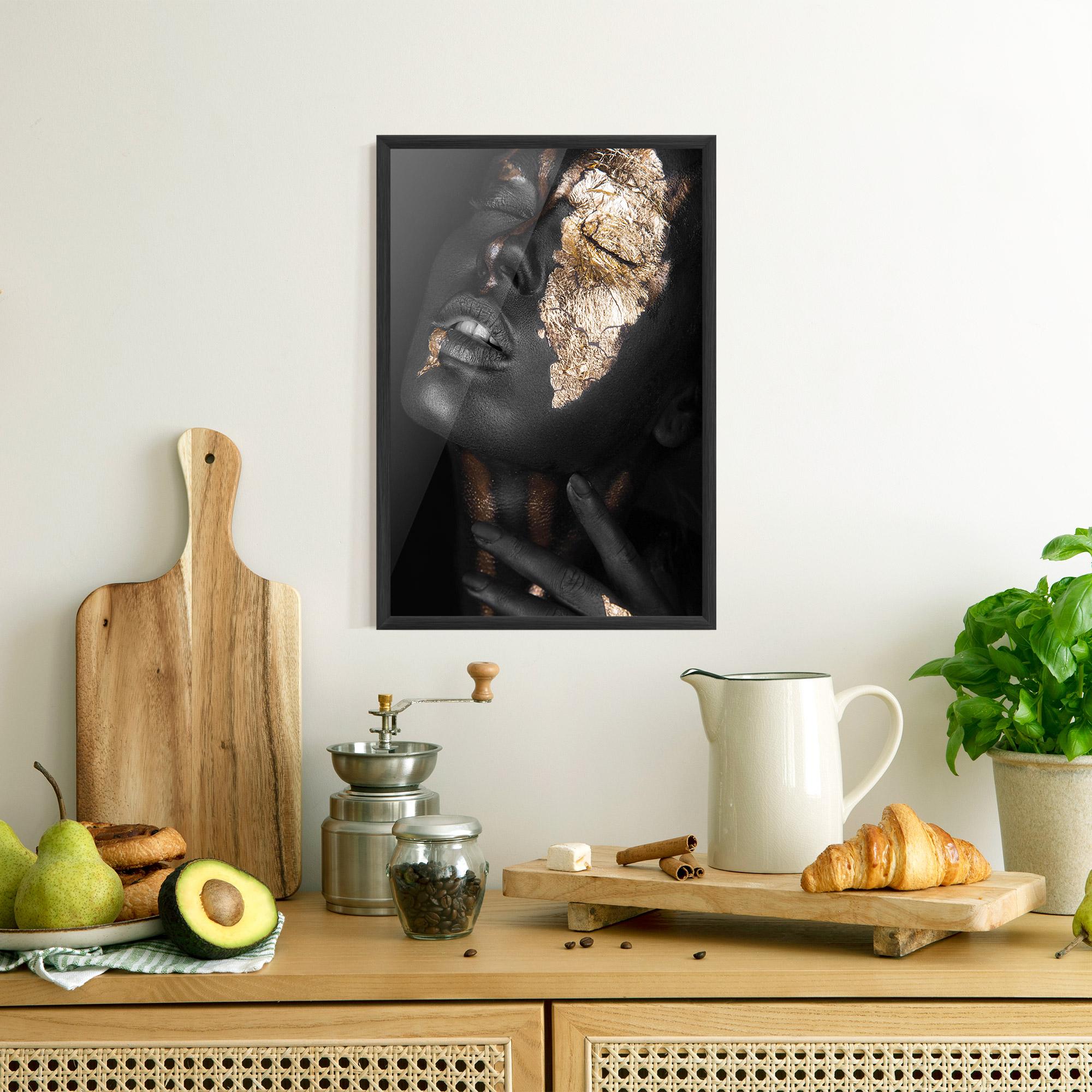Poster Înrămat Darkskinned Gold Art mockup 8