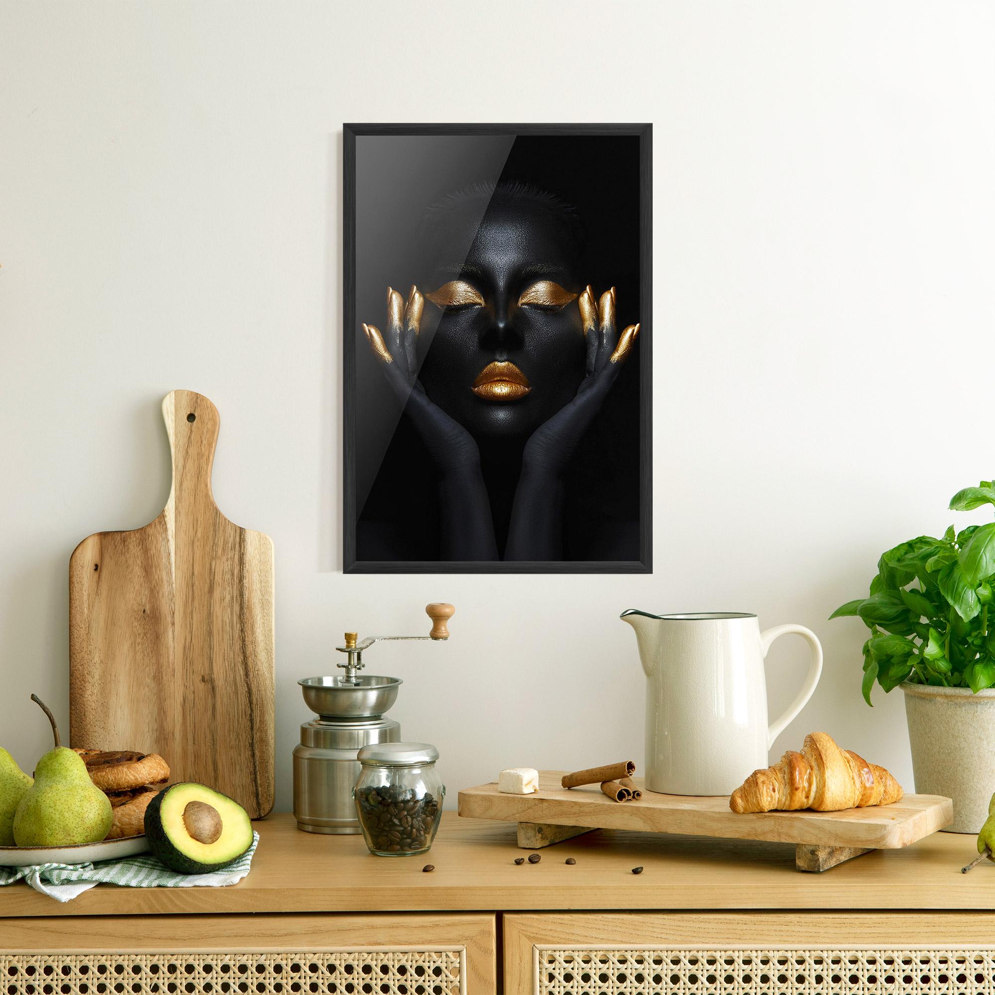 Poster Înrămat Fingertips Gold Makeup mockup 8