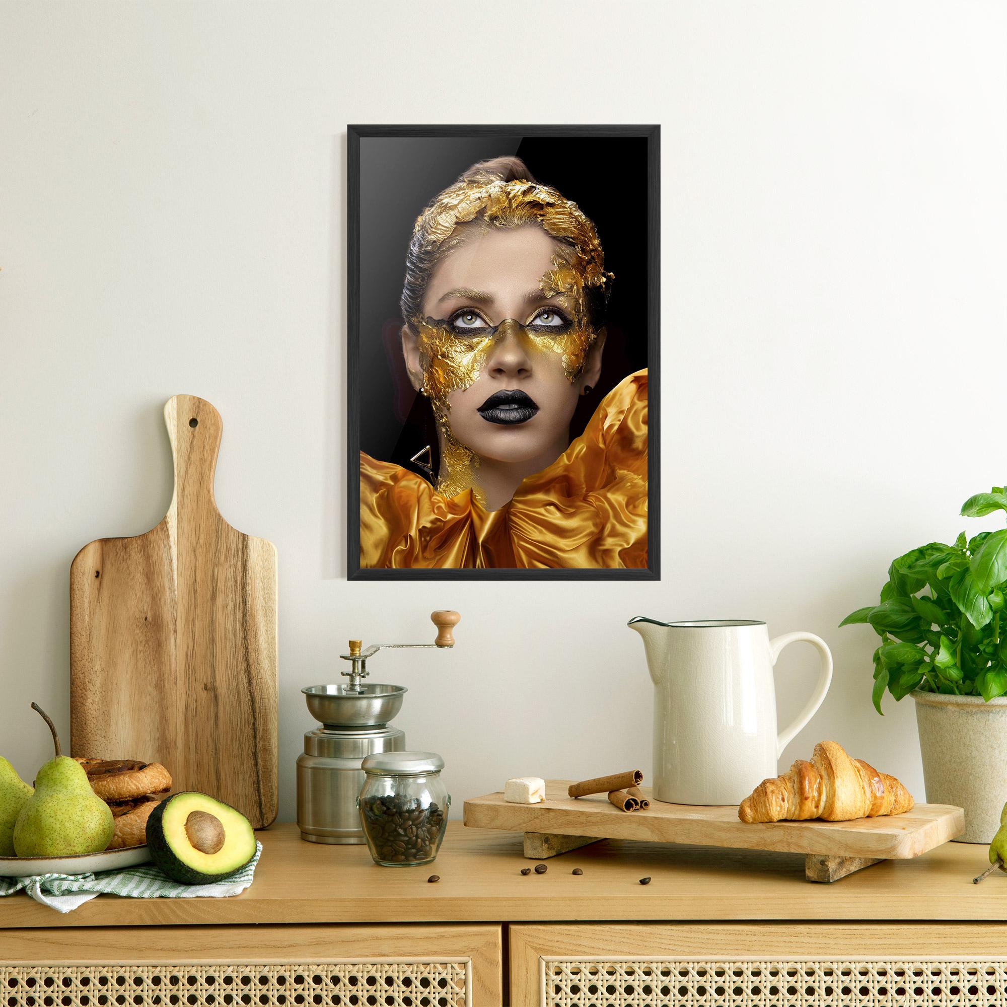 Poster Înrămat Glamorous Gold Outfit mockup 8